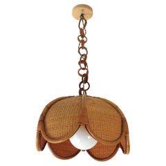 Lampada a sospensione / lampadario spagnolo modernista in rattan intrecciato con palme di bambù, anni '60