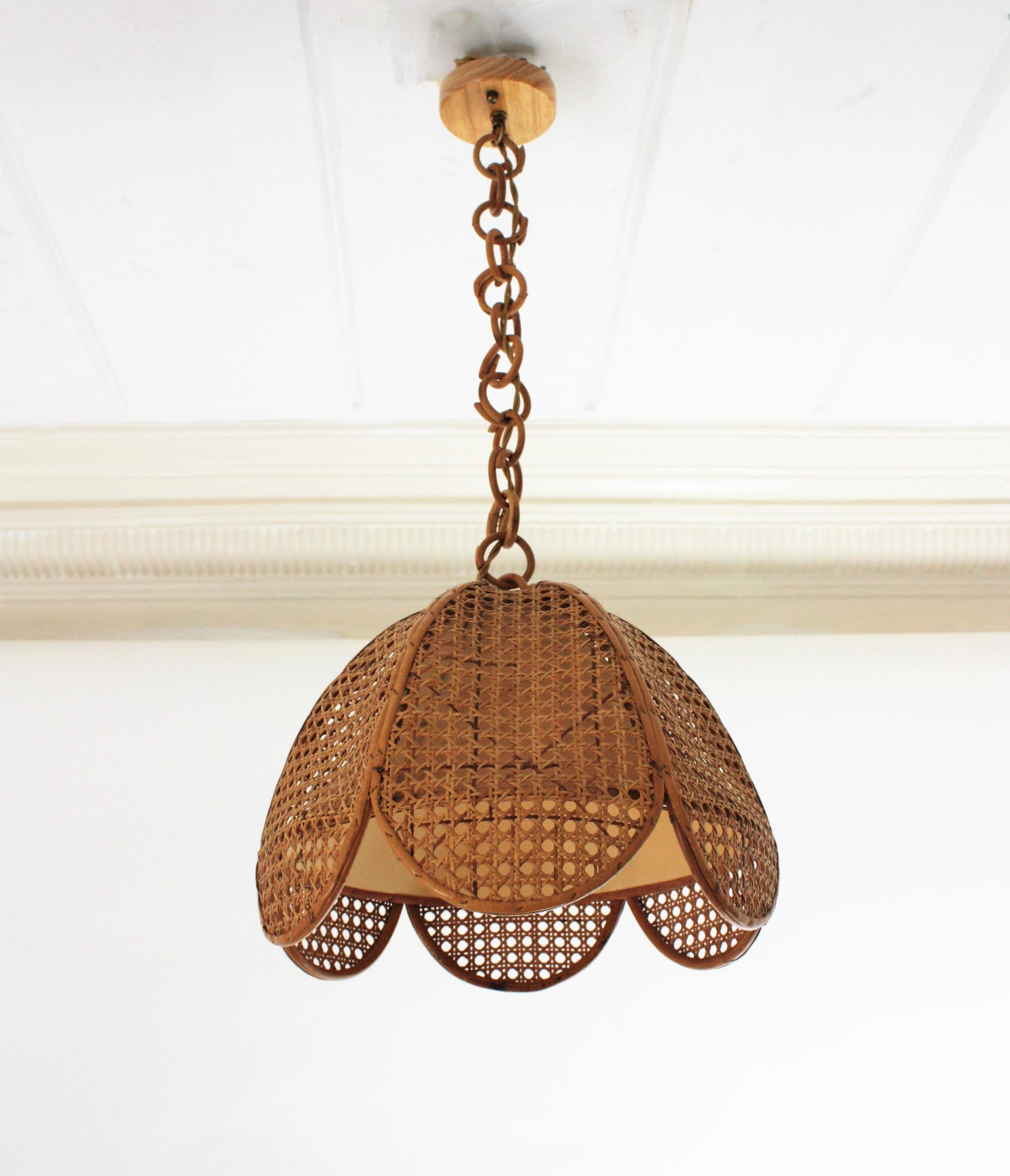 Rotin Lampe à suspension moderniste espagnole en osier tissé et rotin de palmier, années 1960 en vente