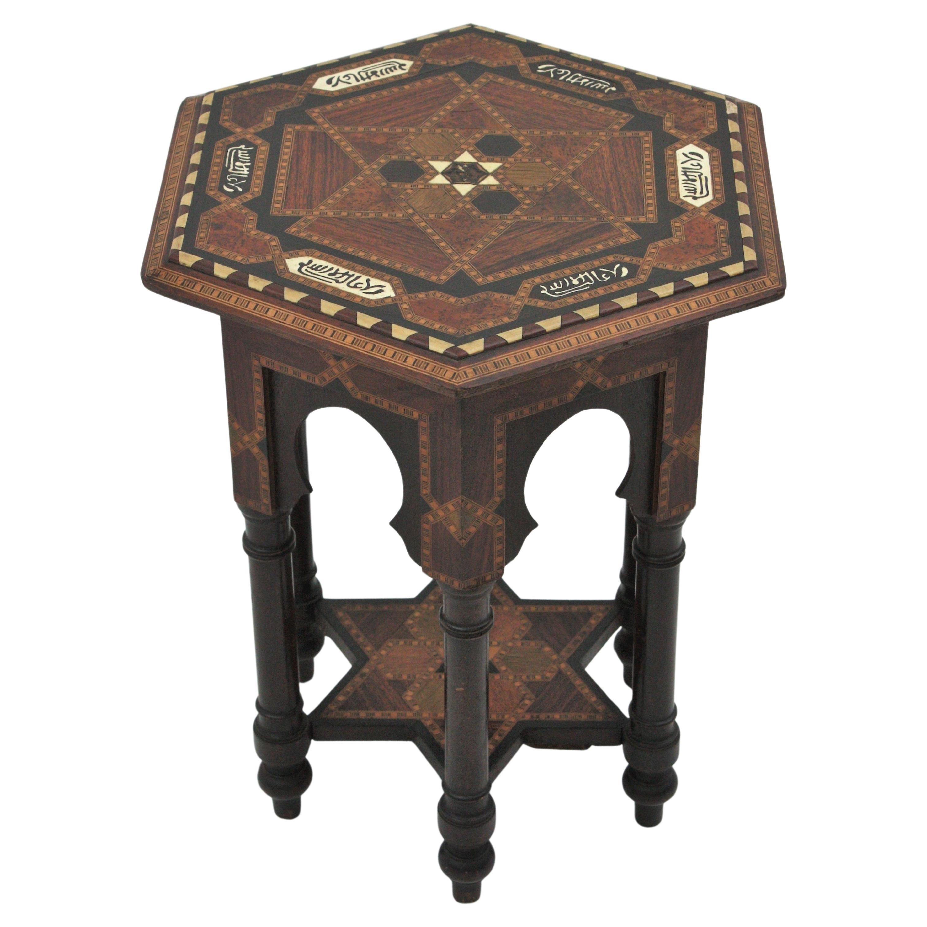 Splendido tavolino o Taboret in stile moresco con piano esagonale. Spagna, Andalusia, anni '50.

Tavolino esagonale con squisito lavoro di intarsio di noce, ebano, radica e altri legni pregiati che compongono un disegno geometrico. La parte