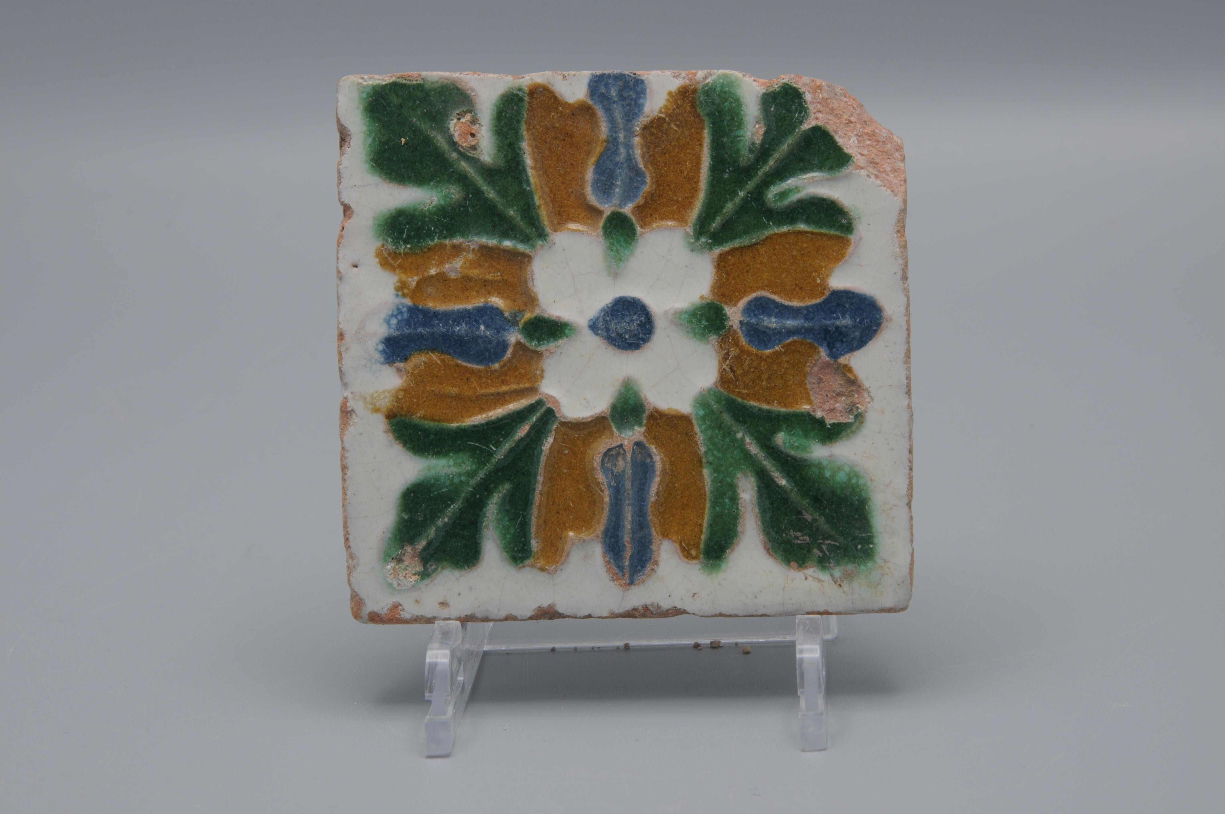 16th century Spanish Moorish tile of the so-called ‘Arista’ technique. 



Good condition; some chipping to the edges, some wear to the glaze. No restorations