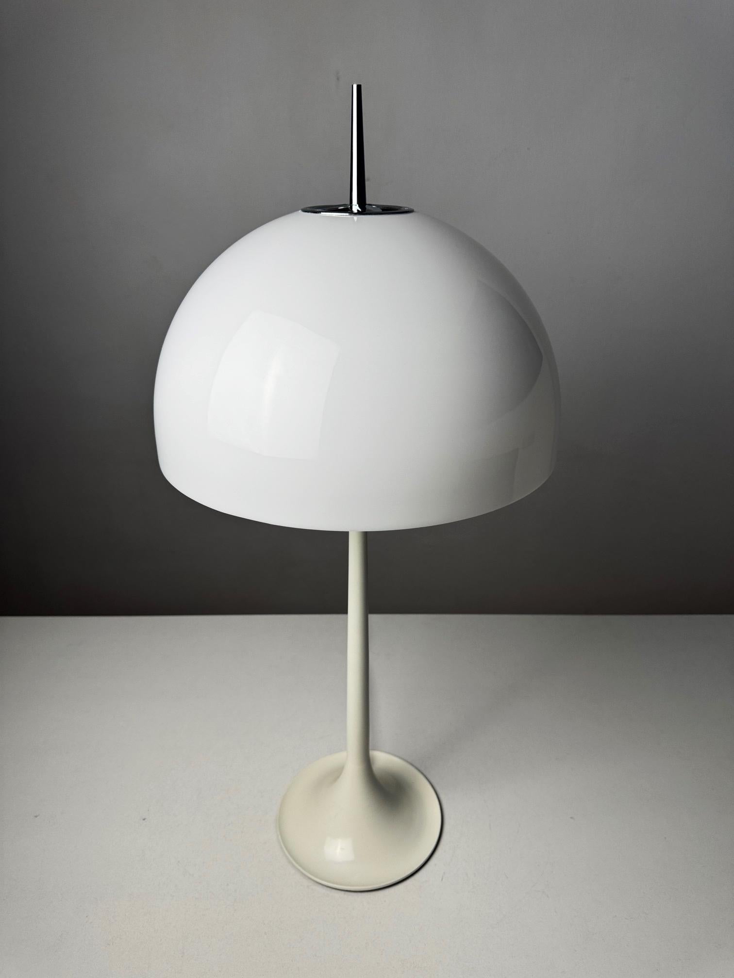 Lampe de table espagnole à champignon par Pugar, 1970

Magnifique exemple du design espagnol des années 1970 de l'ère spatiale, cette lampe de table en forme de champignon a été produite par Pugar. Avec sa silhouette organique et sa présence