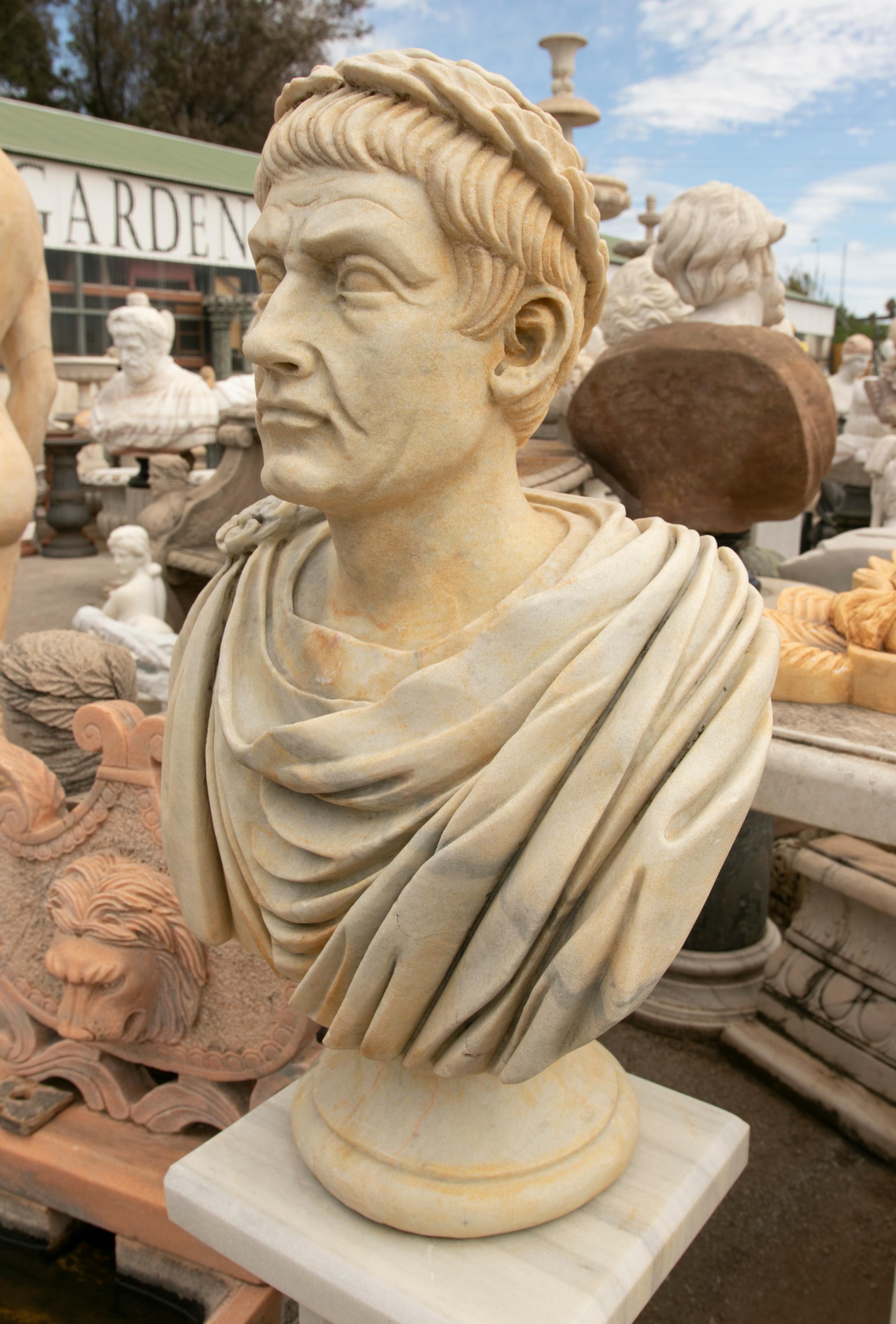 Spagnolo Spanish Neoclassical Style Hand Carved Aged White Marble Bust of Juiious Caesar in vendita