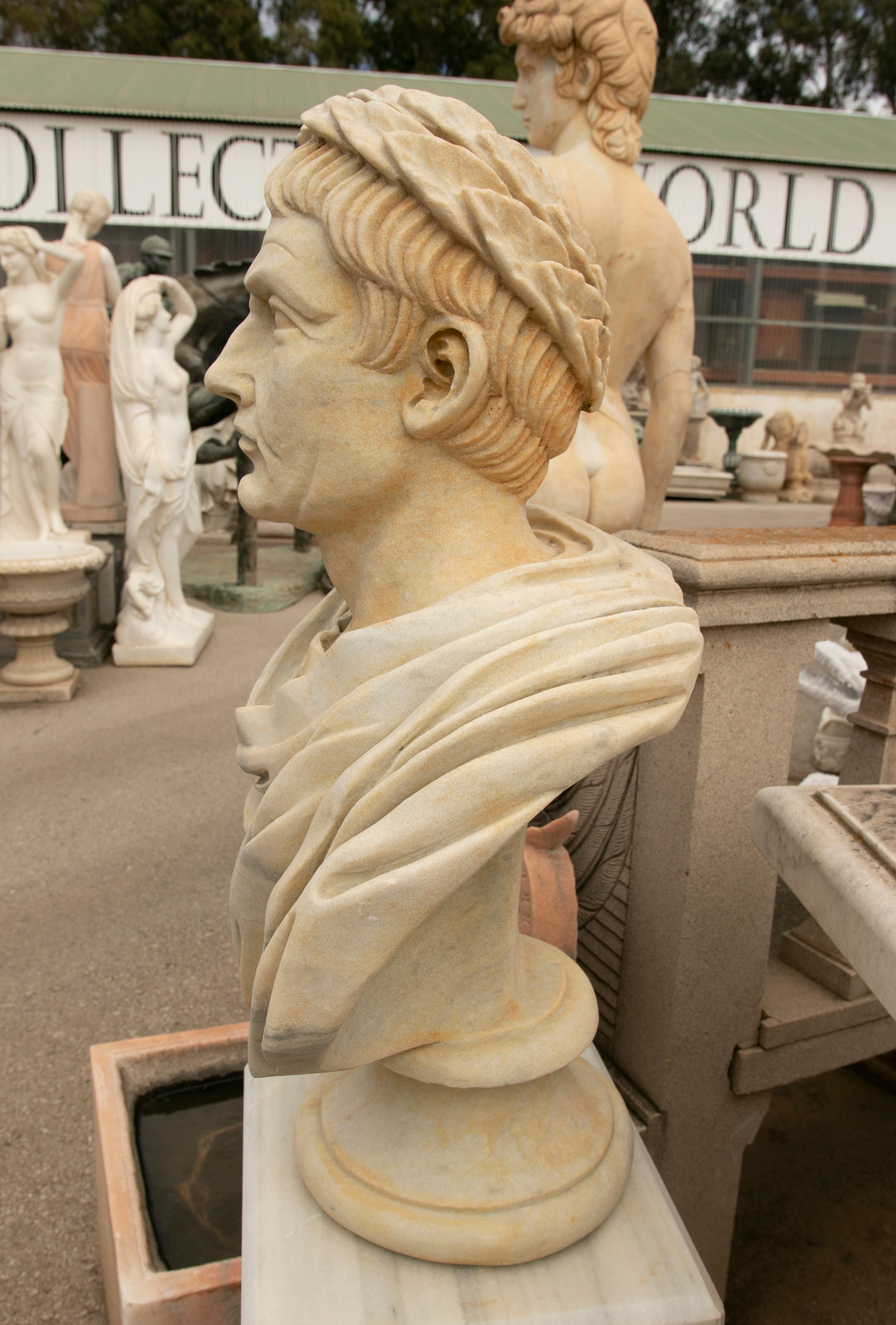 Spanish Neoclassical Style Hand Carved Aged White Marble Bust of Juiious Caesar In condizioni buone in vendita a Marbella, ES