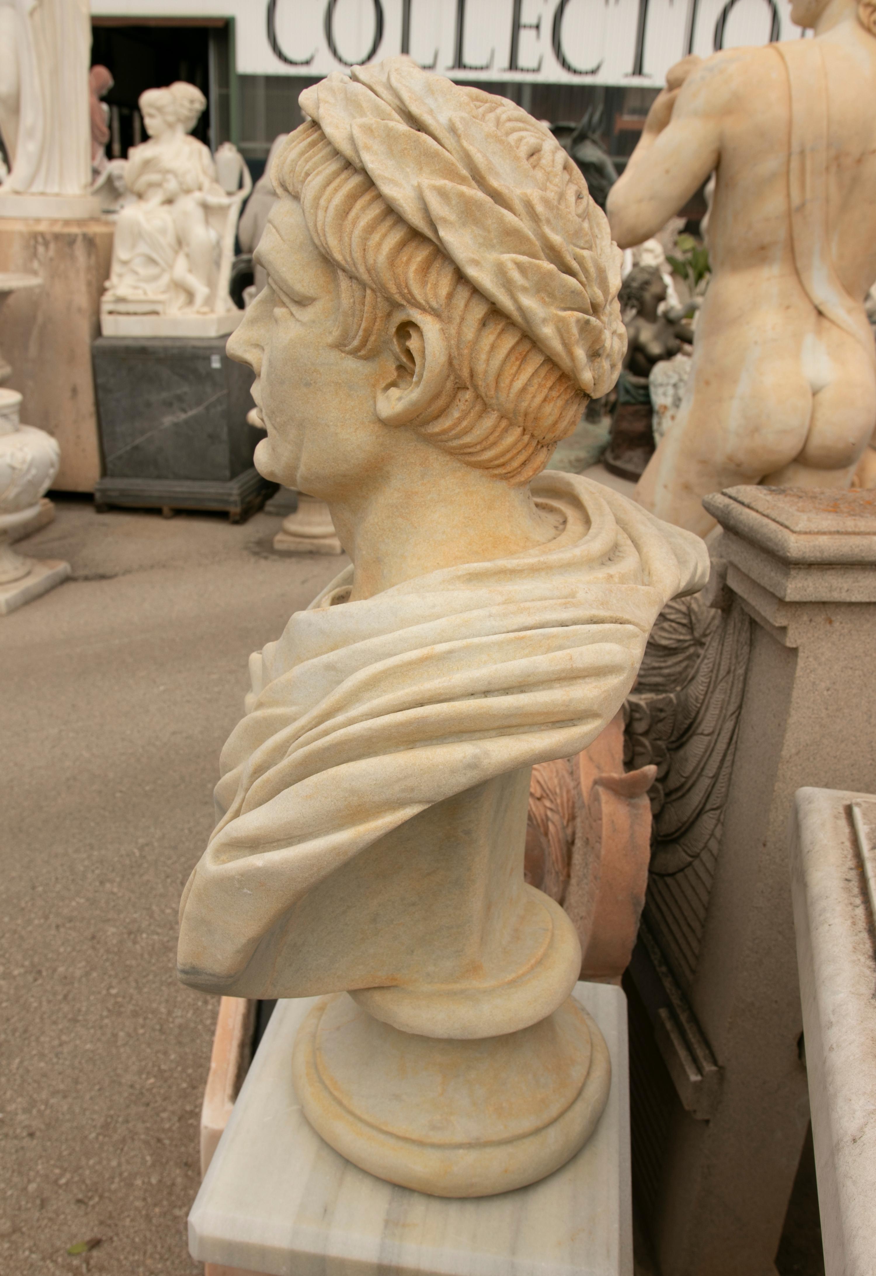 XX secolo Spanish Neoclassical Style Hand Carved Aged White Marble Bust of Juiious Caesar in vendita