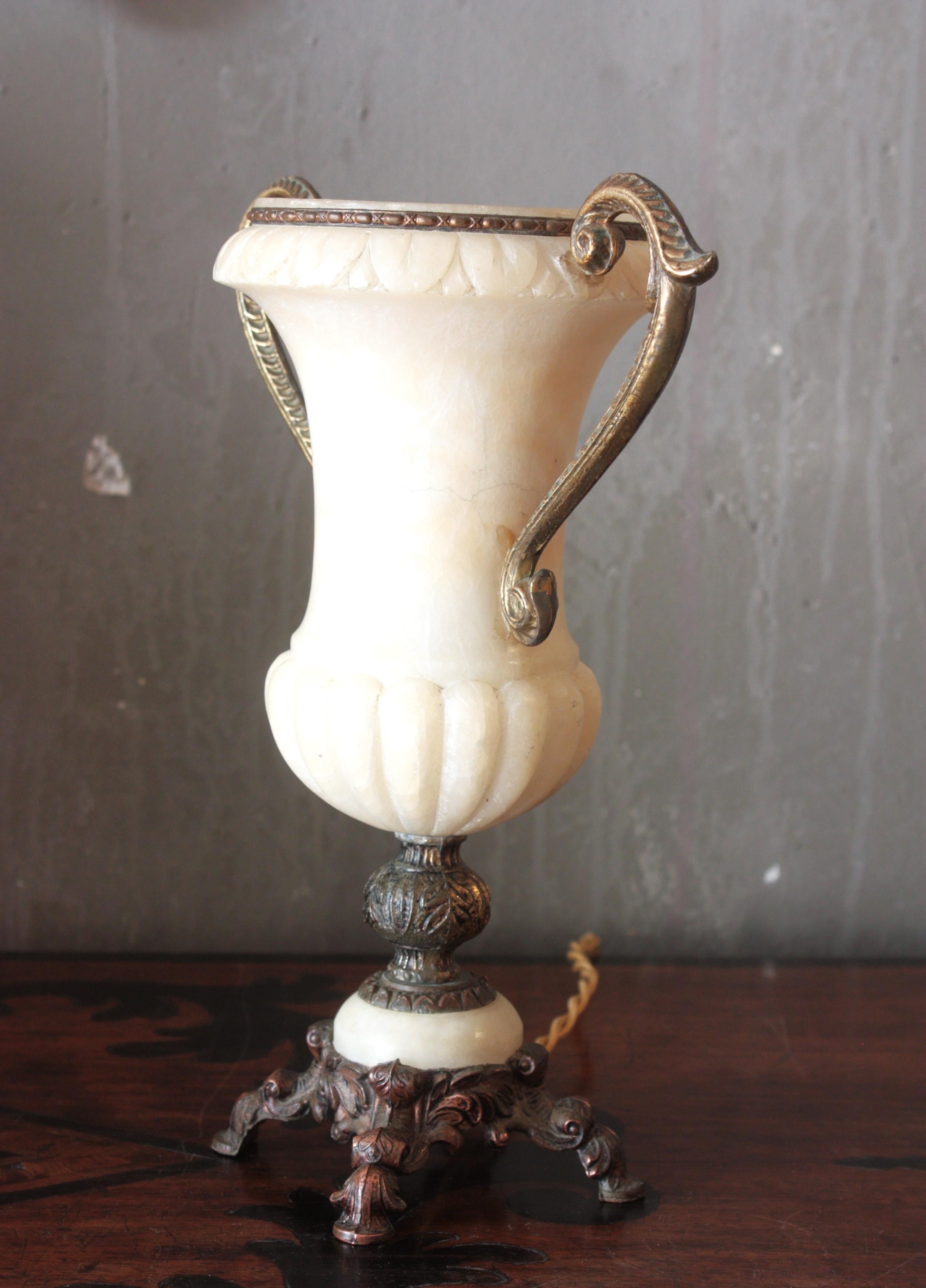 Lampe urne néoclassique espagnole à deux poignées en albâtre et bronze en vente 2