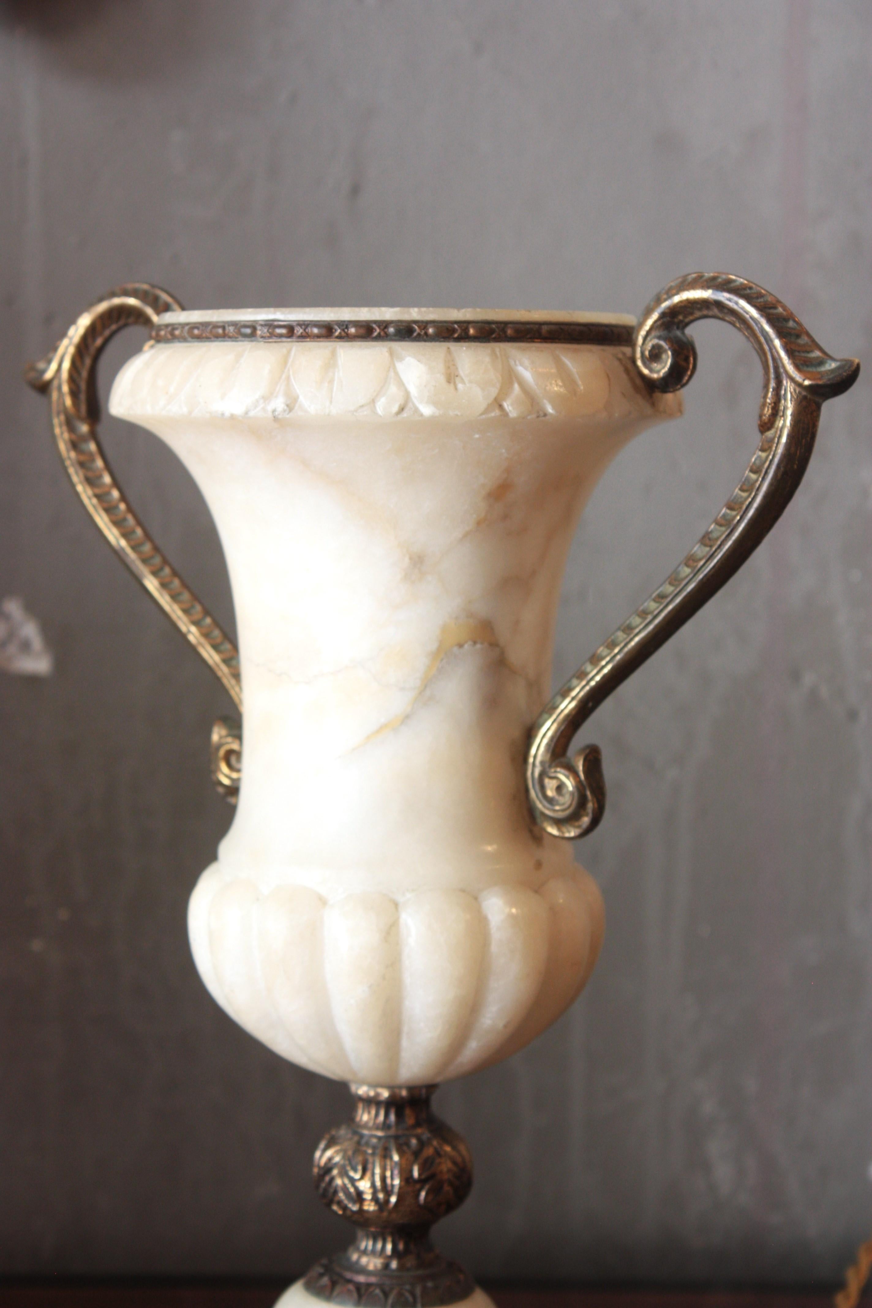 Lampe urne néoclassique espagnole à deux poignées en albâtre et bronze en vente 3