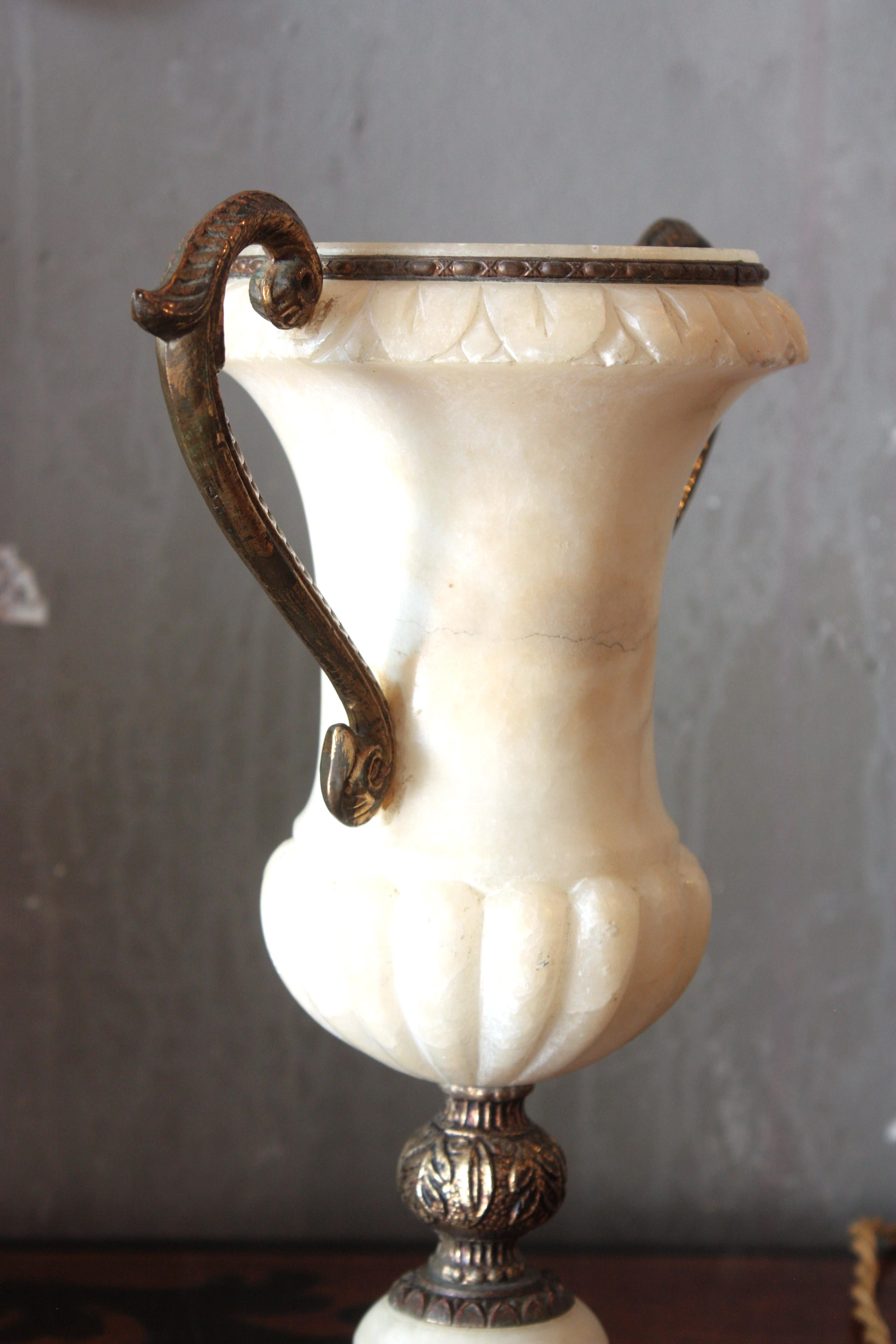 Lampe urne néoclassique espagnole à deux poignées en albâtre et bronze en vente 4