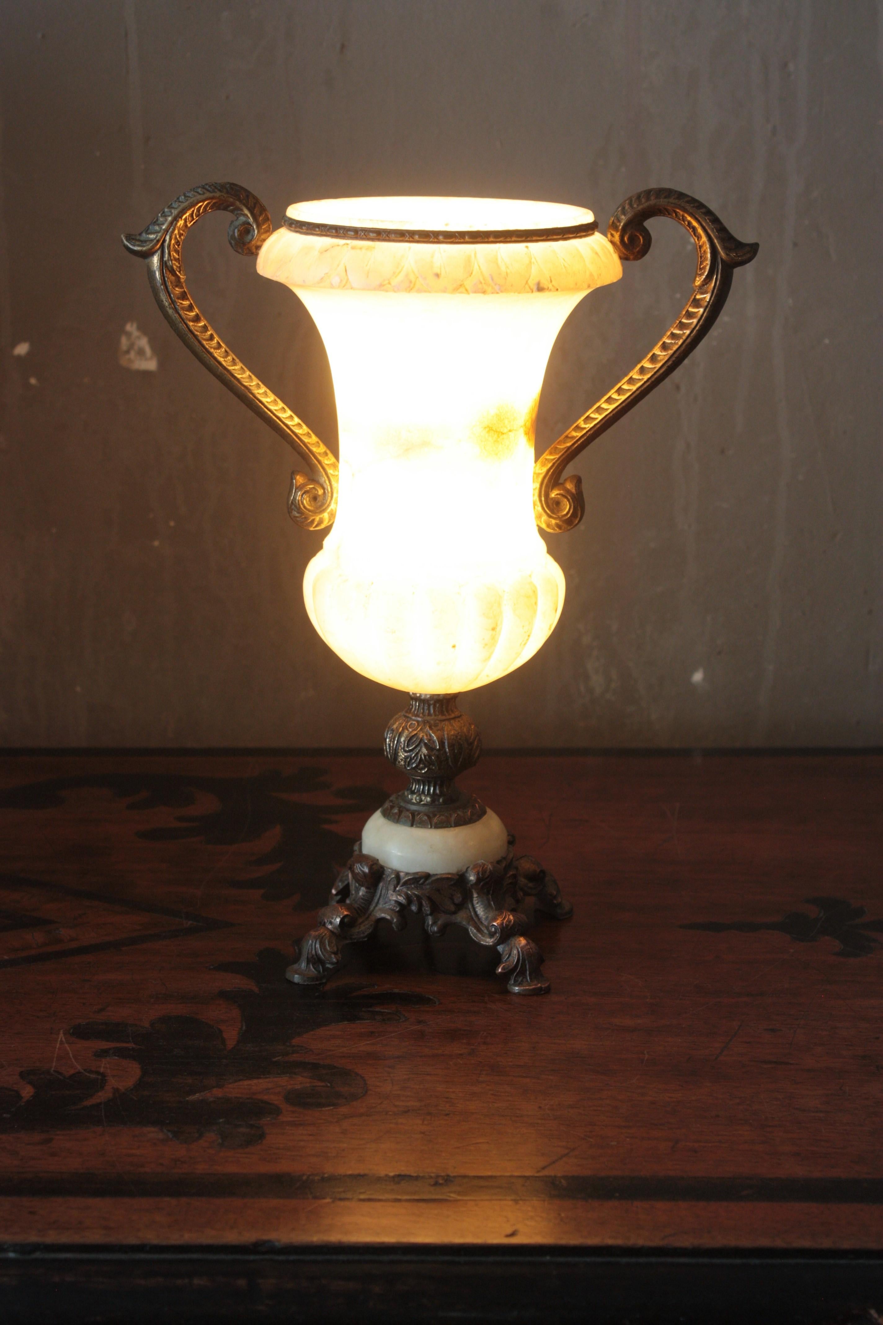 Lampe urne néoclassique espagnole à deux poignées en albâtre et bronze en vente 5