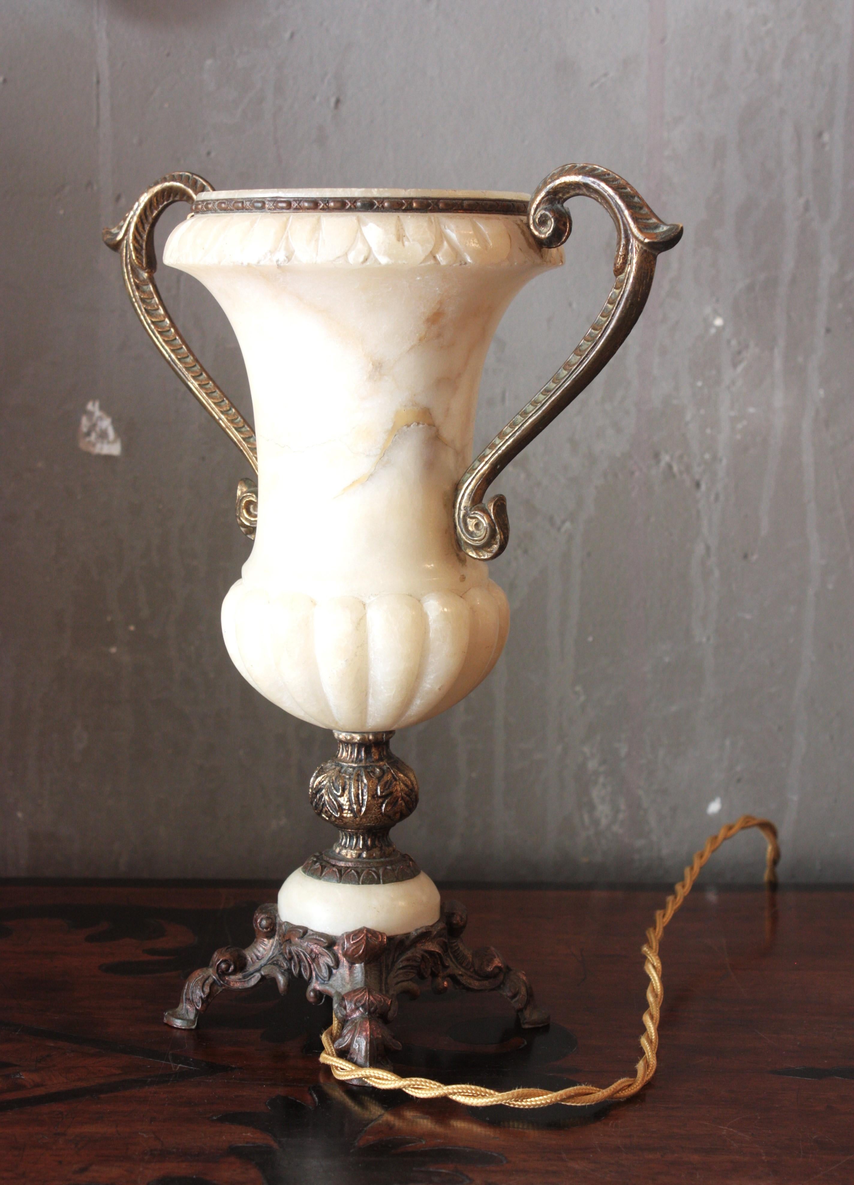 Lampe urne néoclassique espagnole à deux poignées en albâtre et bronze en vente 7