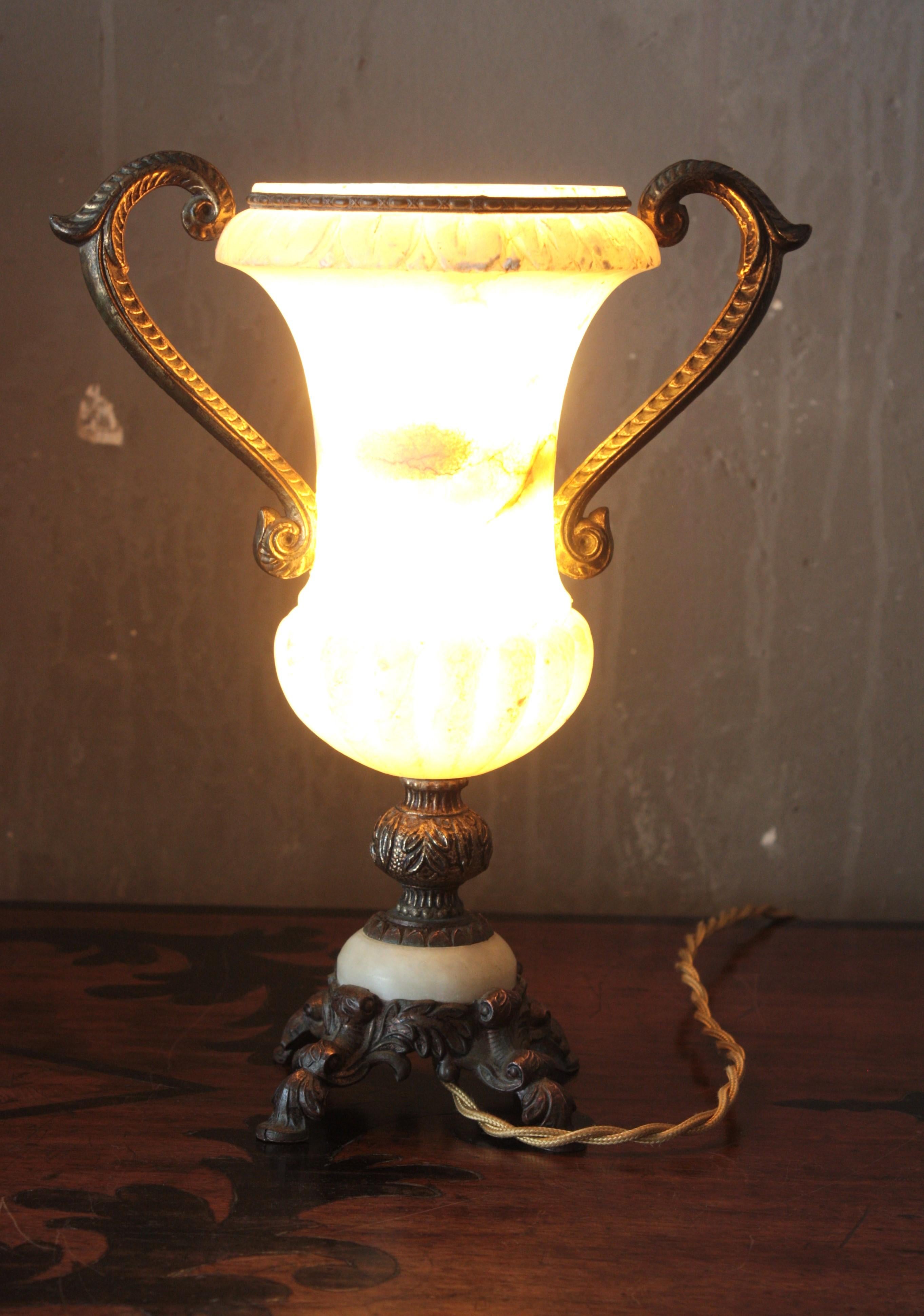Lampe urne néoclassique espagnole à deux poignées en albâtre et bronze en vente 8