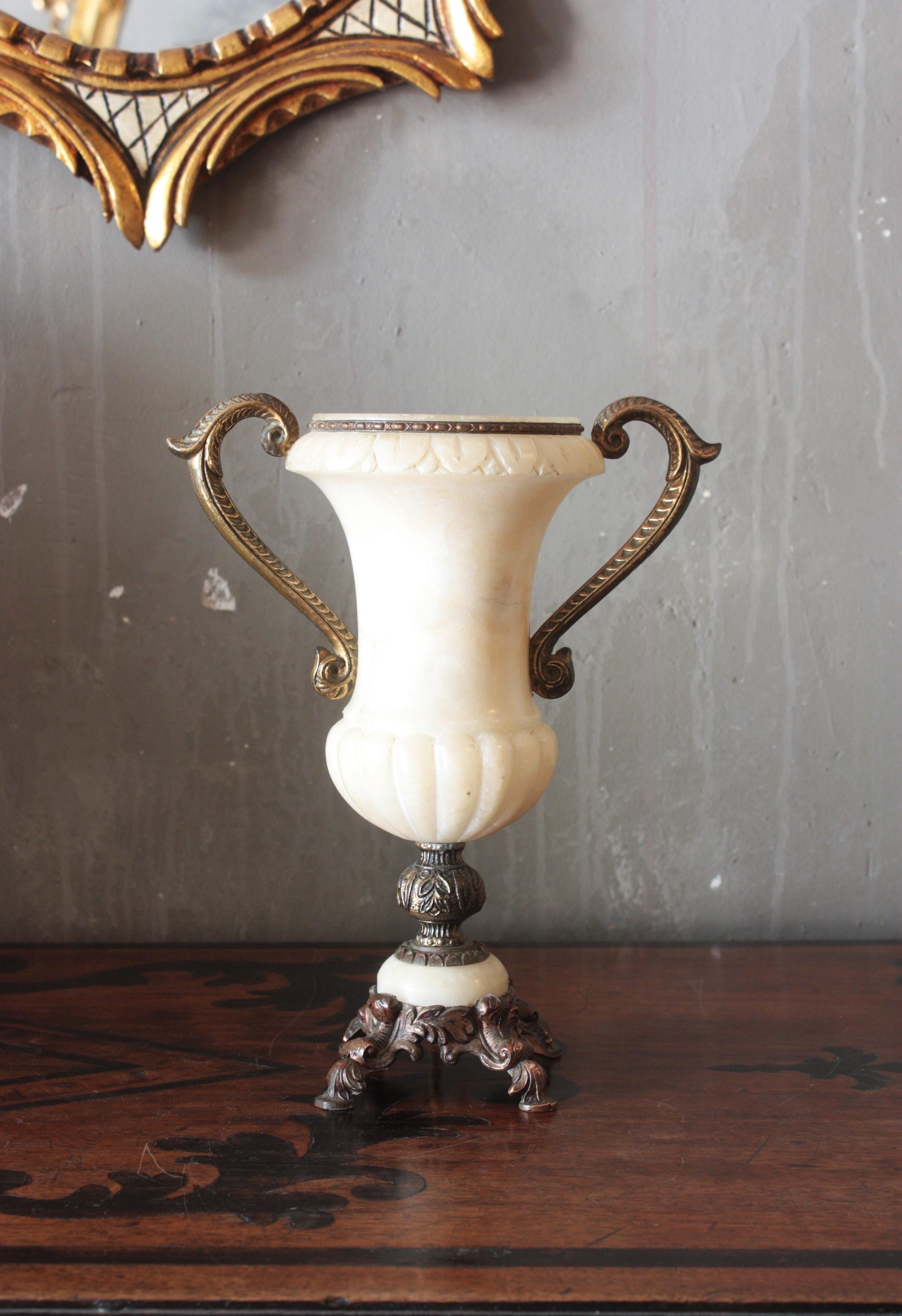 Lampe de table en forme d'urne à deux anses avec détails de perroquets sculptés. Espagne, années 1930
Cette lampe en forme d'urne en albâtre, qui attire le regard, présente un élégant design néoclassique. Les poignées de perroquets sculptés marquent