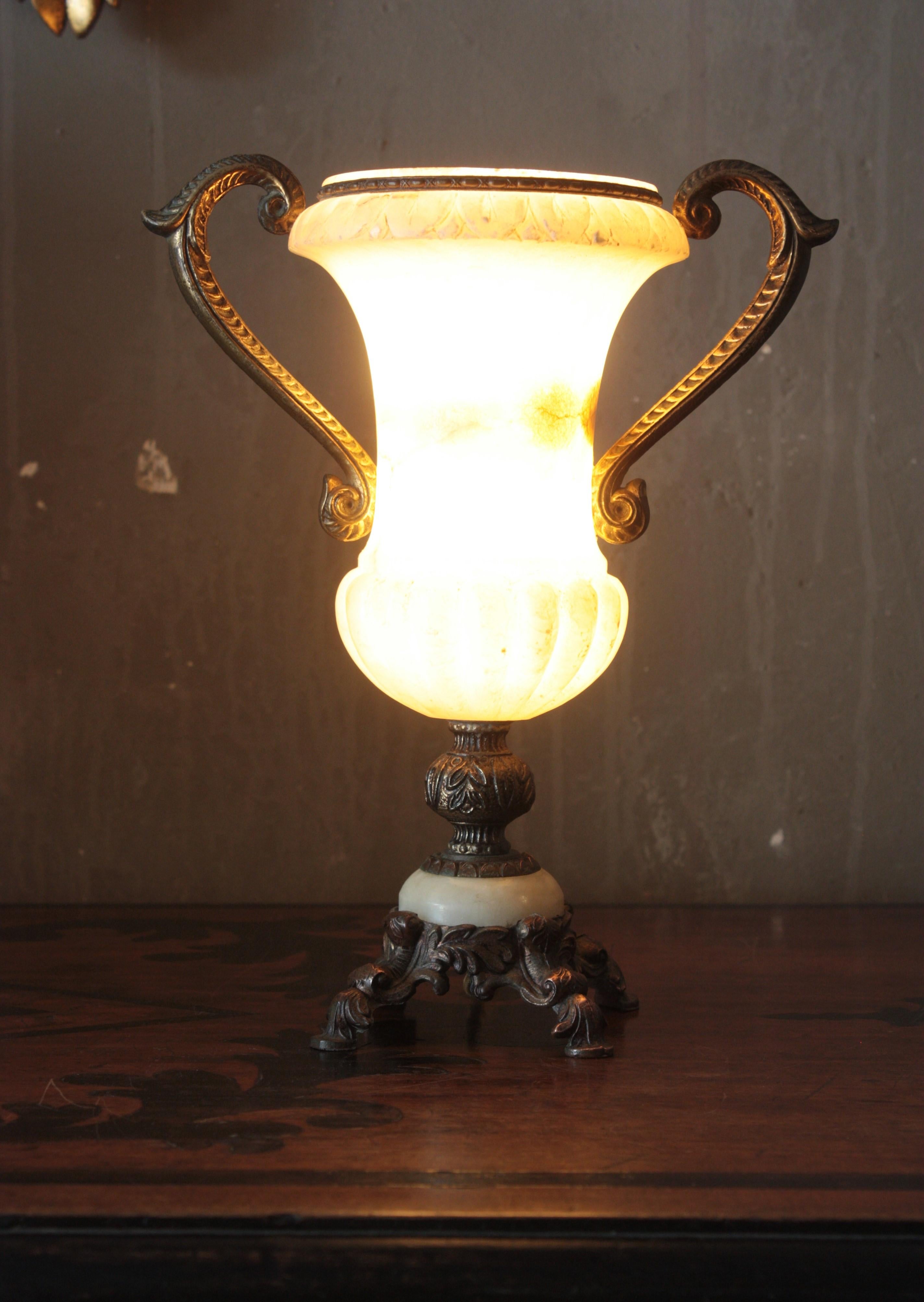 Art déco Lampe urne néoclassique espagnole à deux poignées en albâtre et bronze en vente