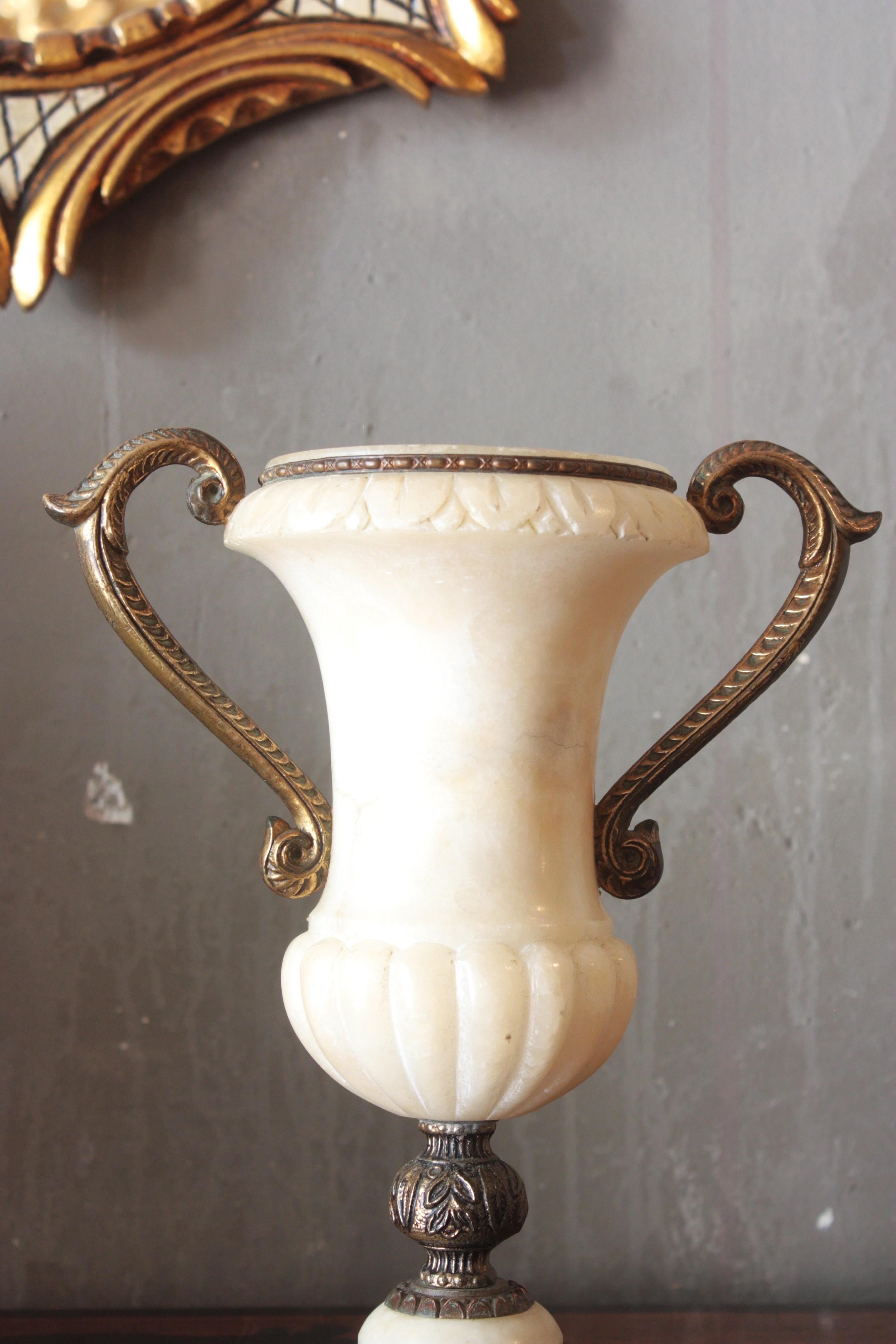 Espagnol Lampe urne néoclassique espagnole à deux poignées en albâtre et bronze en vente