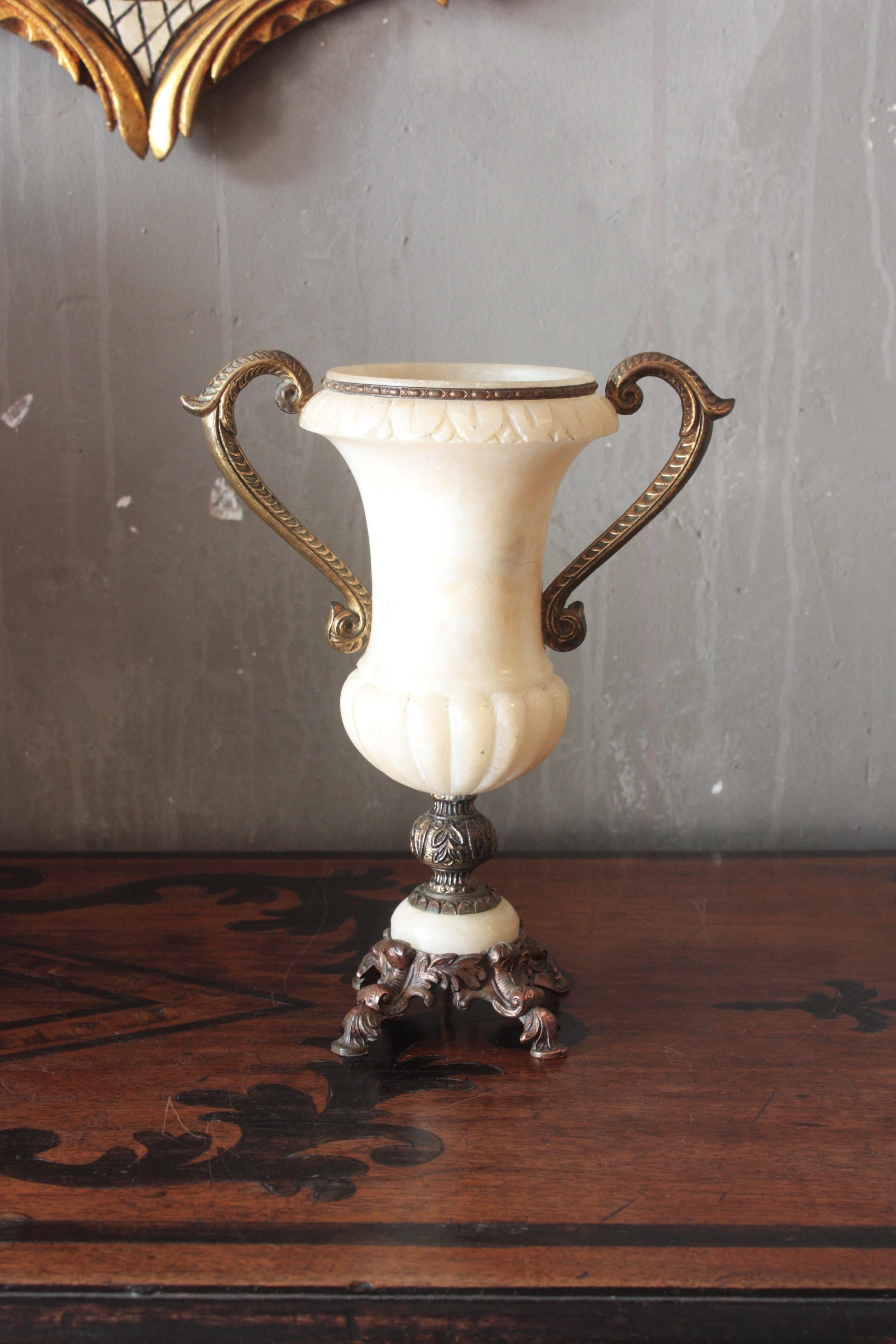 Sculpté à la main Lampe urne néoclassique espagnole à deux poignées en albâtre et bronze en vente
