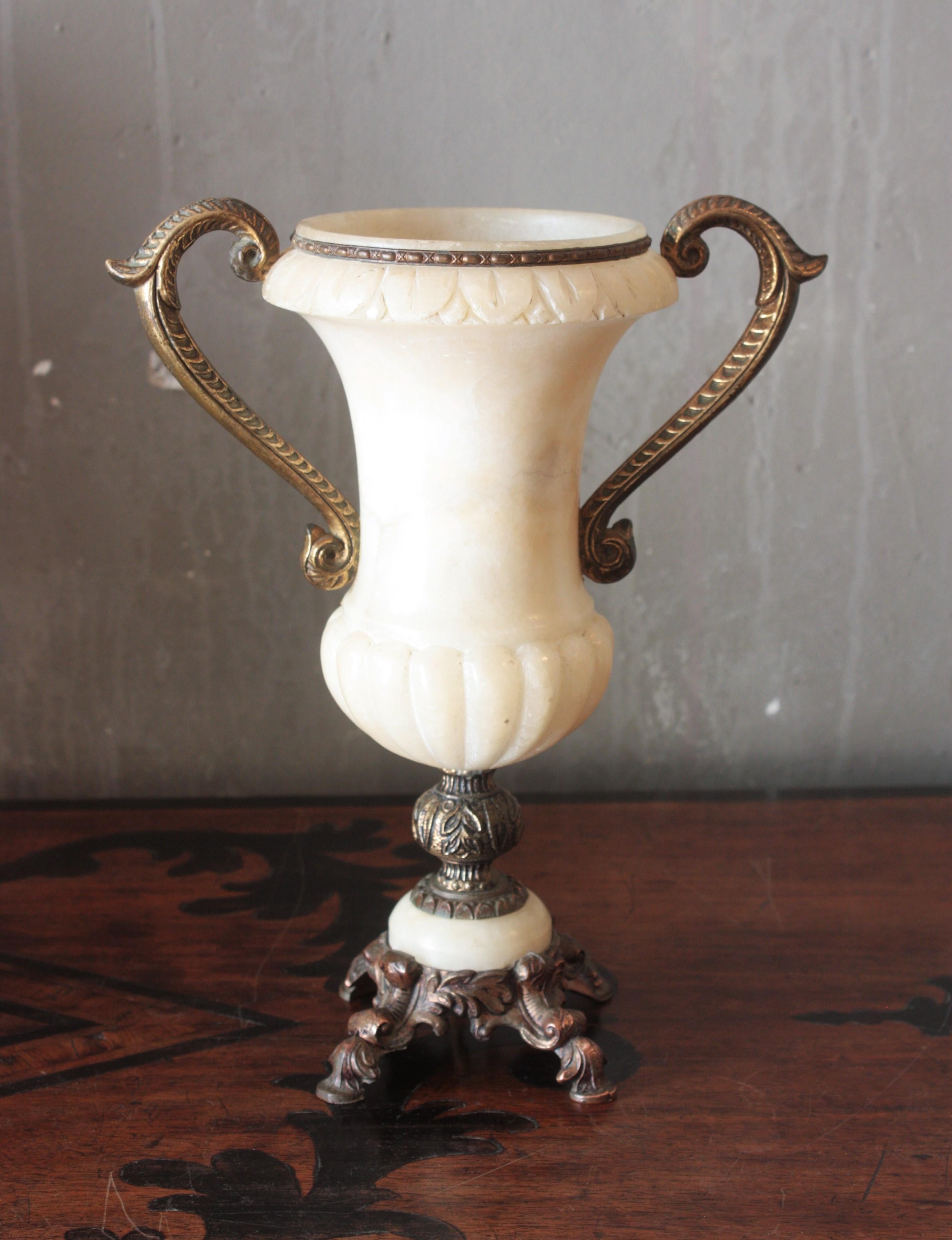 Lampe urne néoclassique espagnole à deux poignées en albâtre et bronze Bon état - En vente à Barcelona, ES