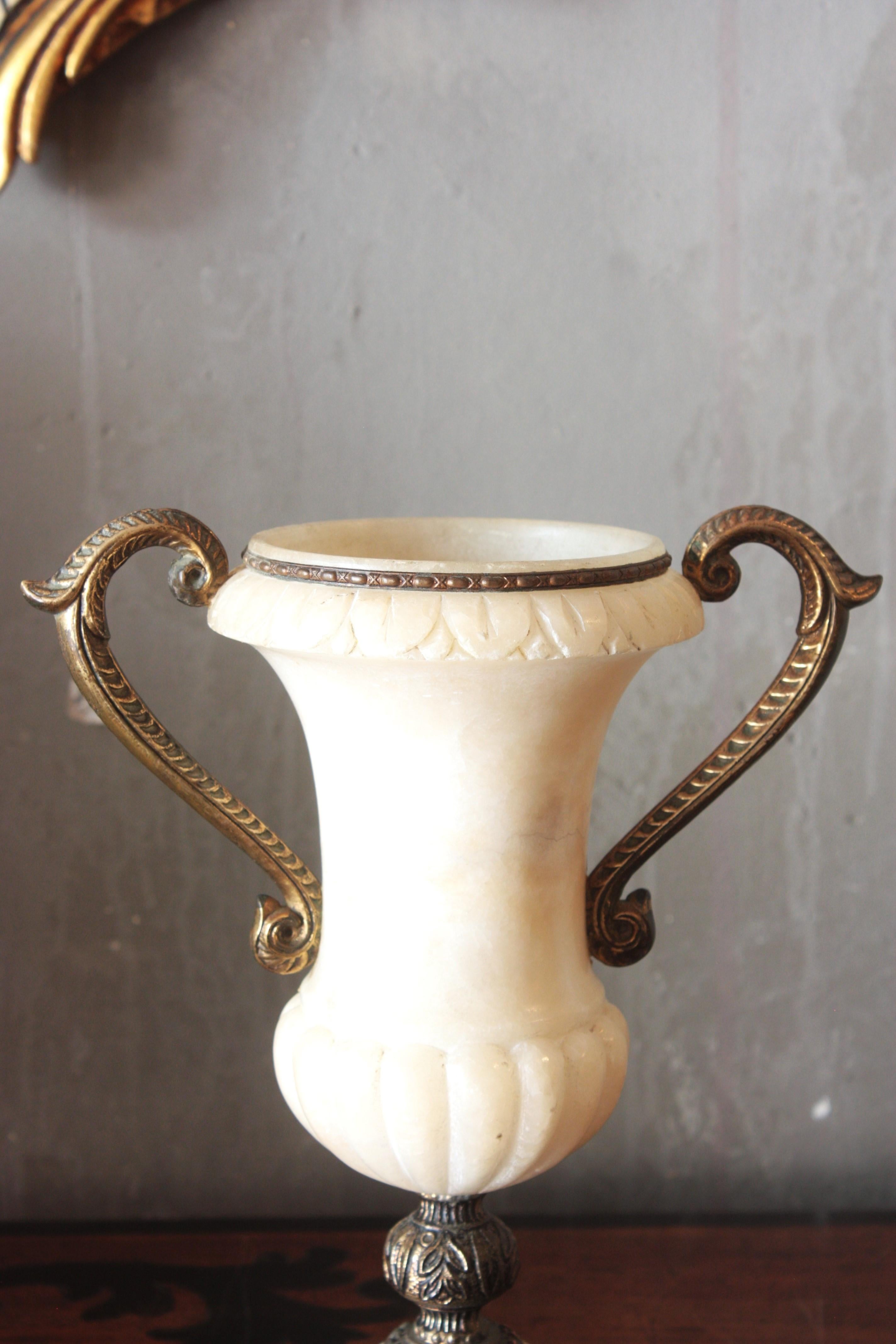 20ième siècle Lampe urne néoclassique espagnole à deux poignées en albâtre et bronze en vente