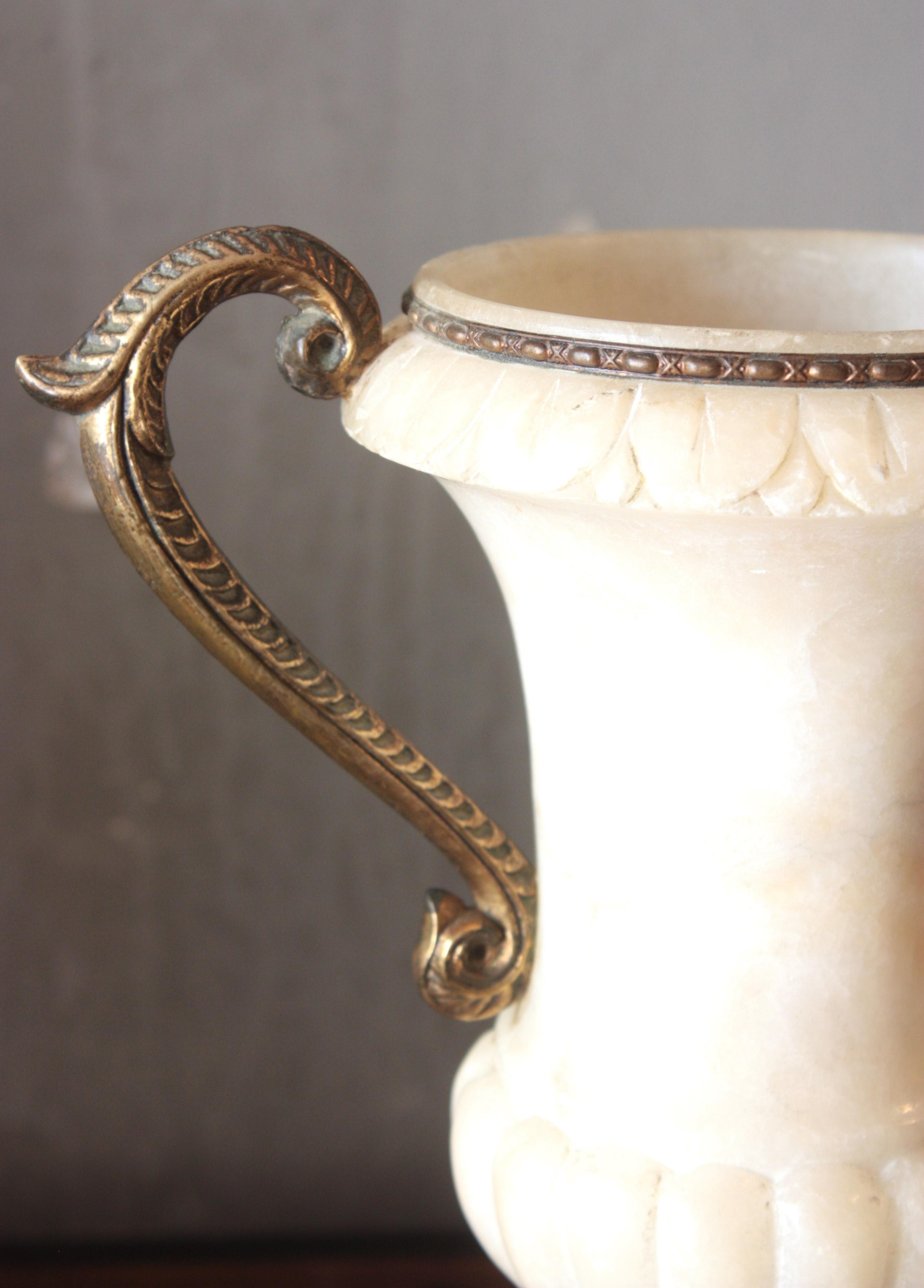 Albâtre Lampe urne néoclassique espagnole à deux poignées en albâtre et bronze en vente