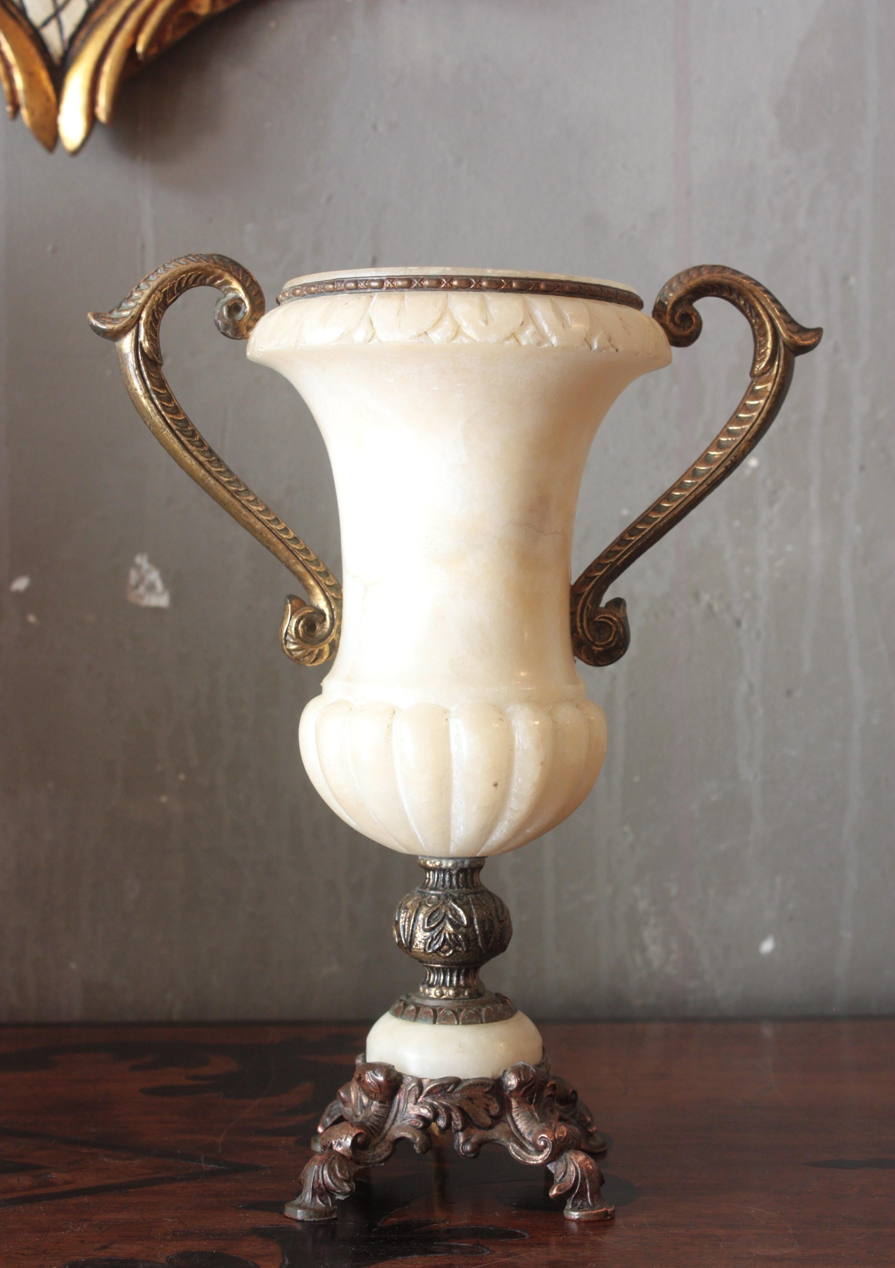Lampe urne néoclassique espagnole à deux poignées en albâtre et bronze en vente 1