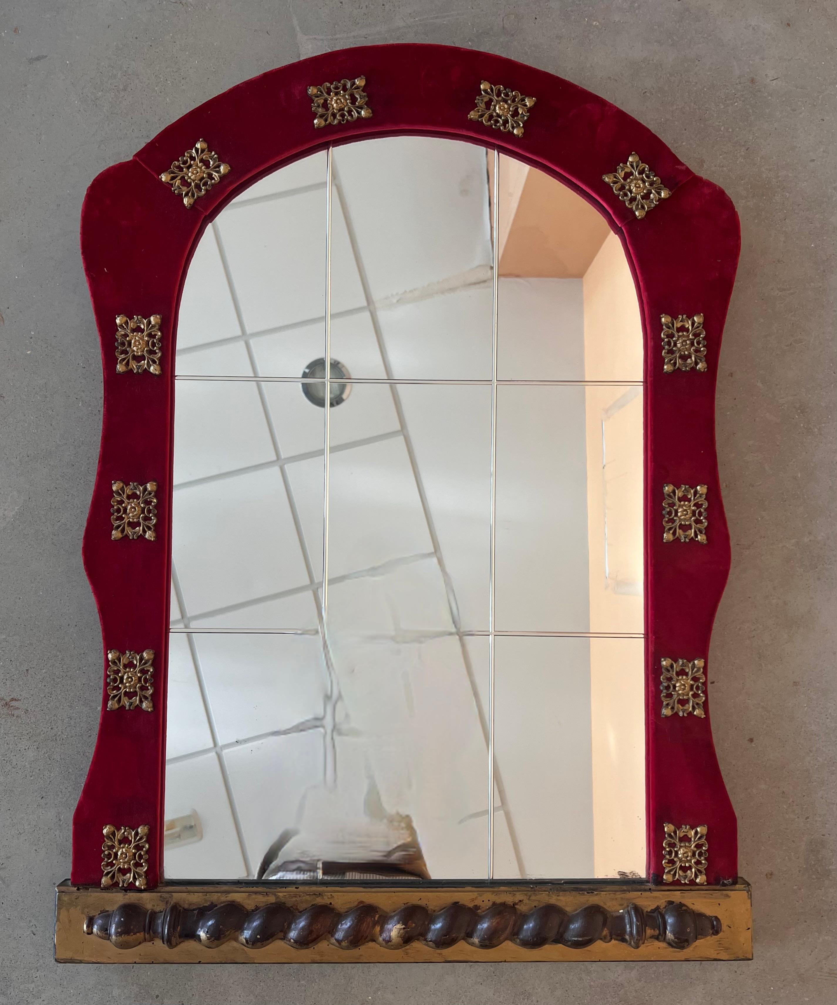 Colonial espagnol Miroir mural néoclassique espagnol avec cadre en velours rouge ancien et bronze  en vente