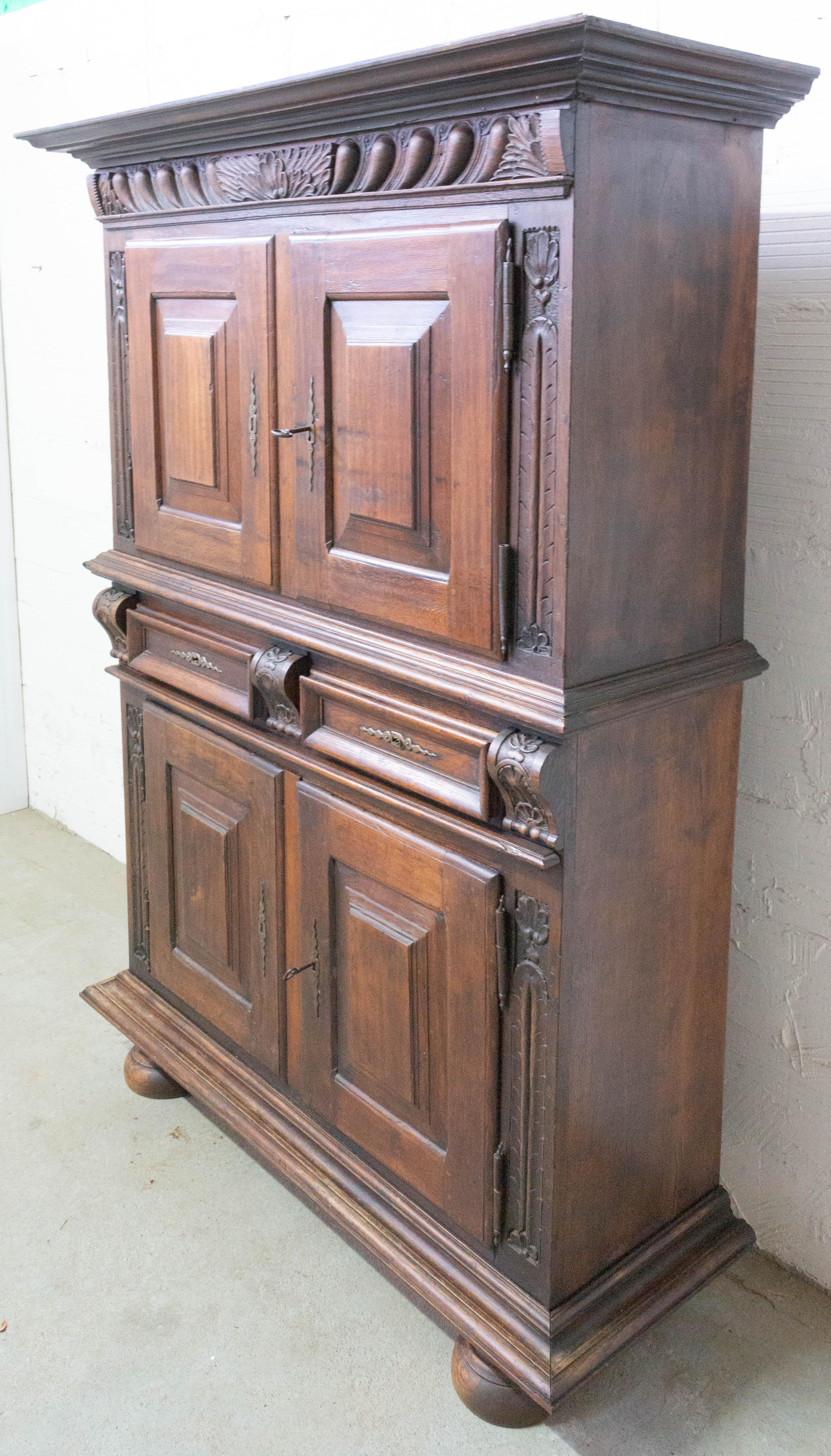Buffet deux corps Spanish cabinet, circa 1890
Gothic Revival, solid oak
Nice patina
Good antique condition

Shipping: 
P 111/L 105/H 93 cm 104 kg.
  