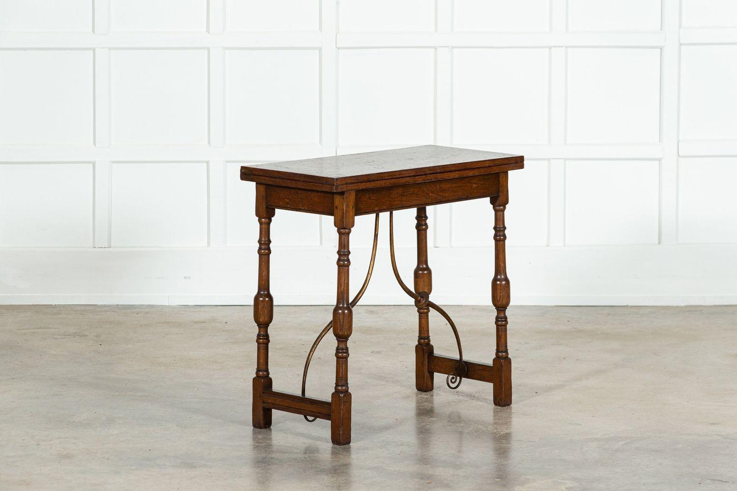 vers 1900
Table de salle à cartes en Oak Oak
sku 1926
W76 x D38 x H74 cm
Profondeur à l'ouverture 77 cm
Poids 14 kg