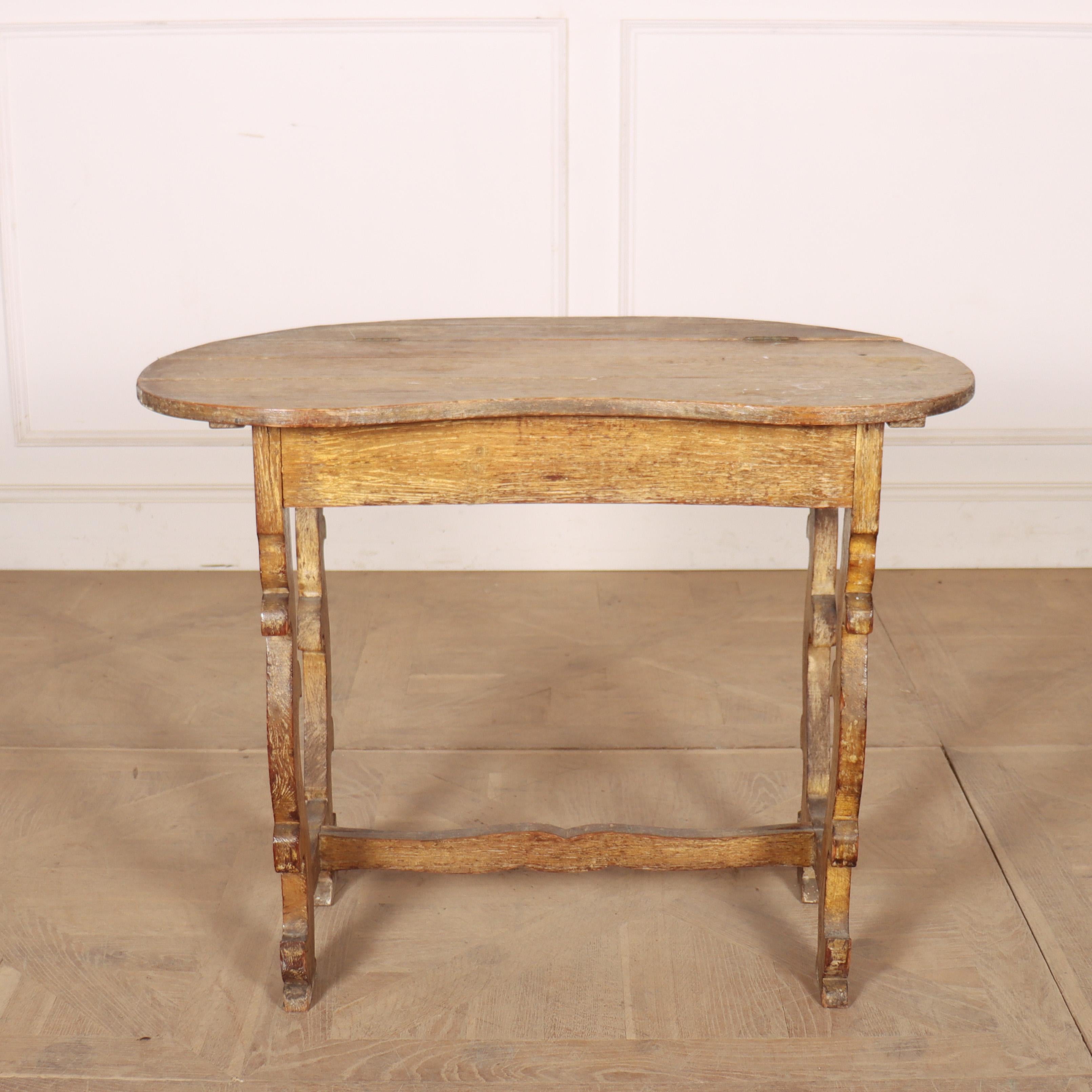 Tavolo occasionale in quercia spagnola del XIX secolo con coperchio sollevabile e gambe dalla forma interessante. 1890.

Codice: 8601

Dimensioni:
L: 35,5