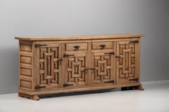 Buffet en chêne espagnol - Panneaux ajourés sculptés - Quincaillerie en fer forgé, années 1950