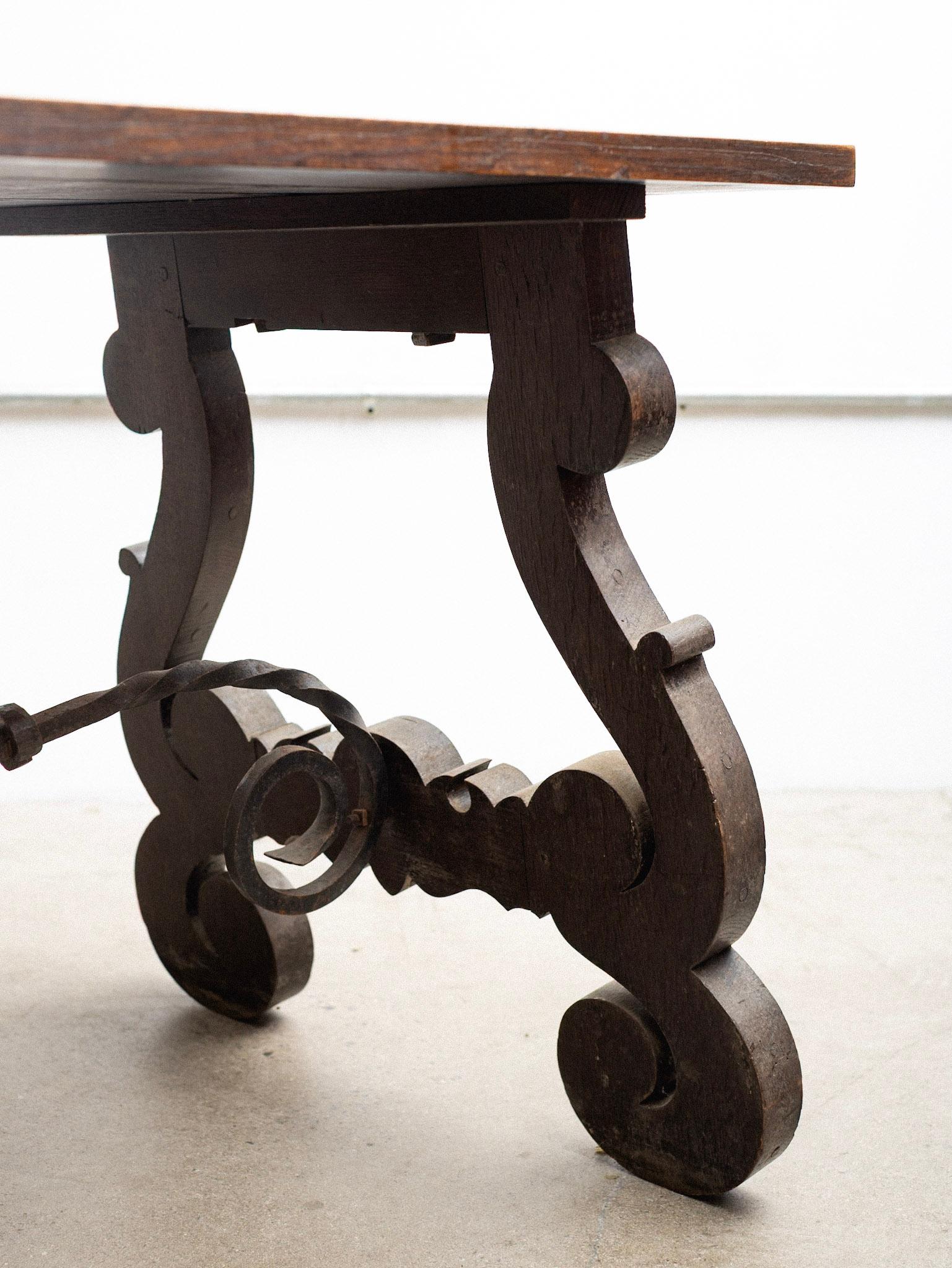Table de salle à manger à tréteaux en Oak Oak avec chandeliers en fer en vente 3