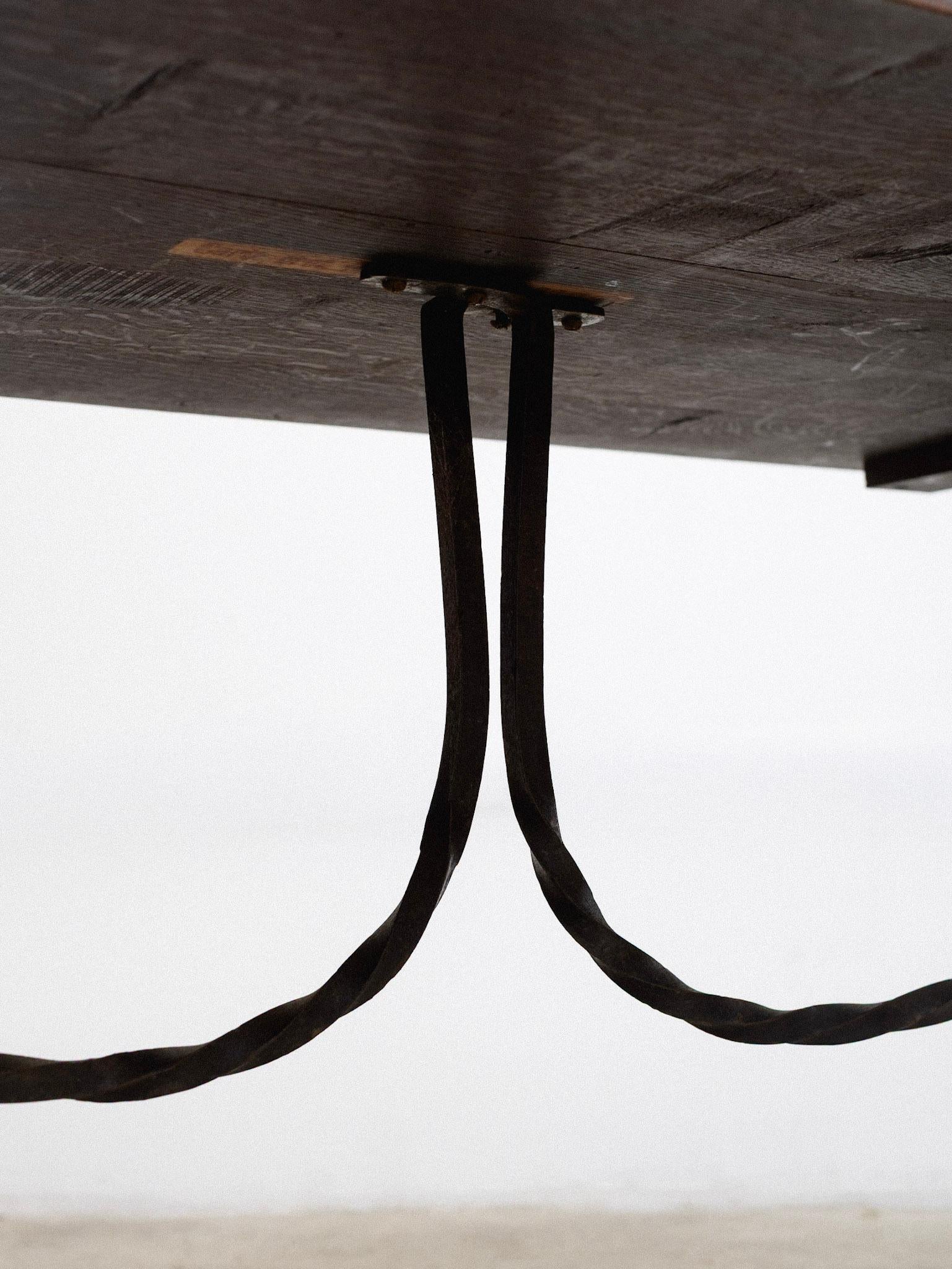 Table de salle à manger à tréteaux en Oak Oak avec chandeliers en fer en vente 4