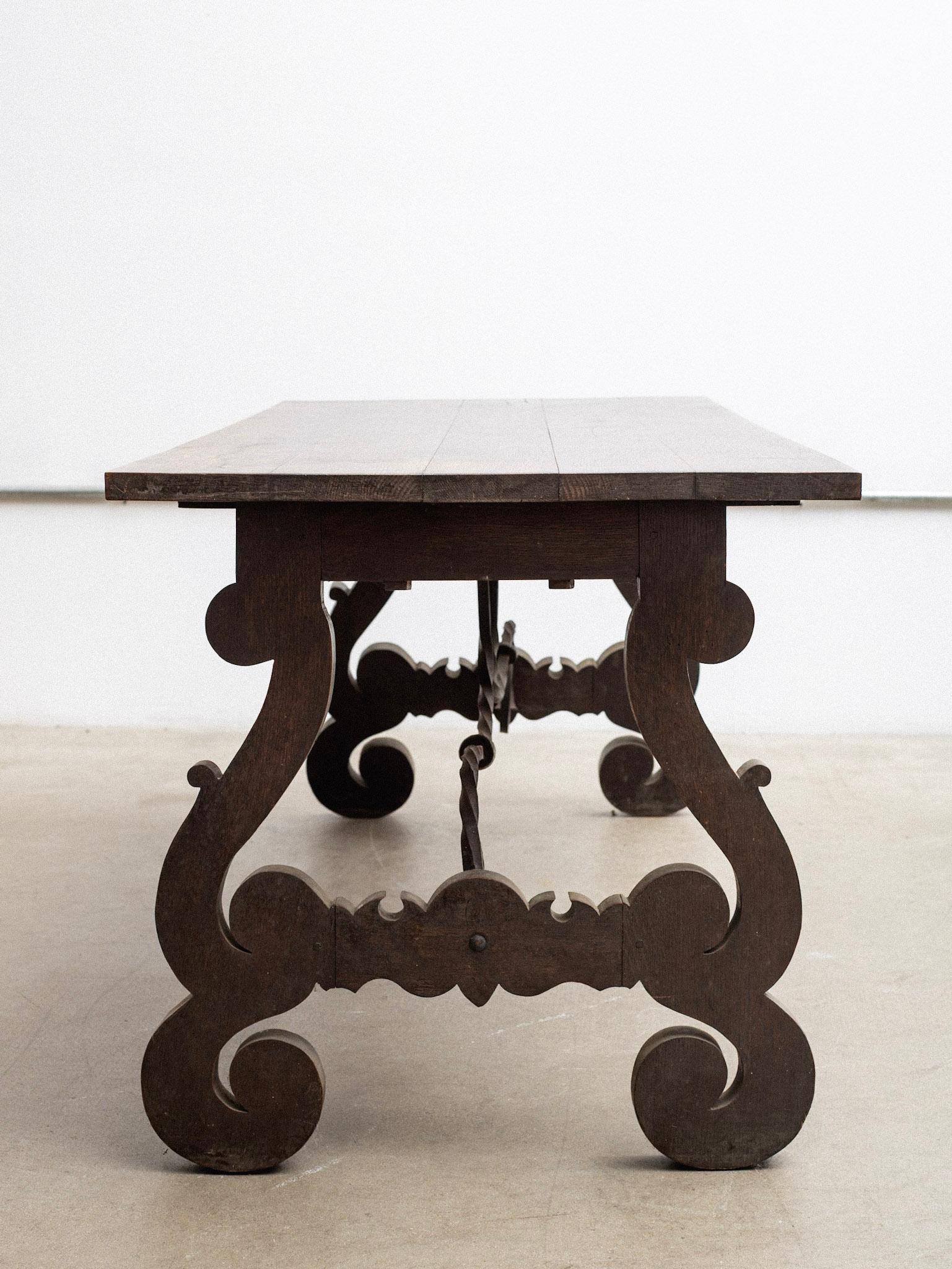 Rustique Table de salle à manger à tréteaux en Oak Oak avec chandeliers en fer en vente