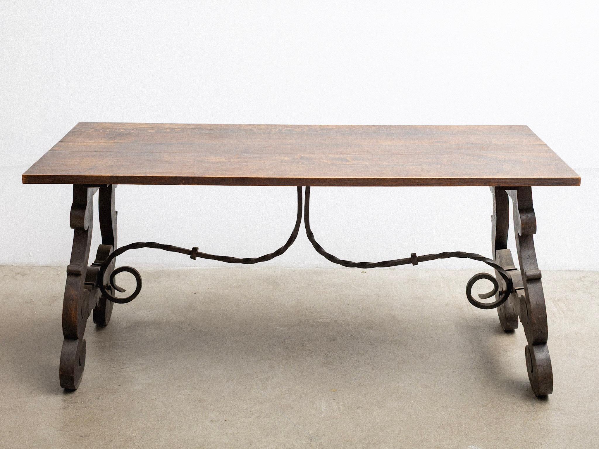 Espagnol Table de salle à manger à tréteaux en Oak Oak avec chandeliers en fer en vente