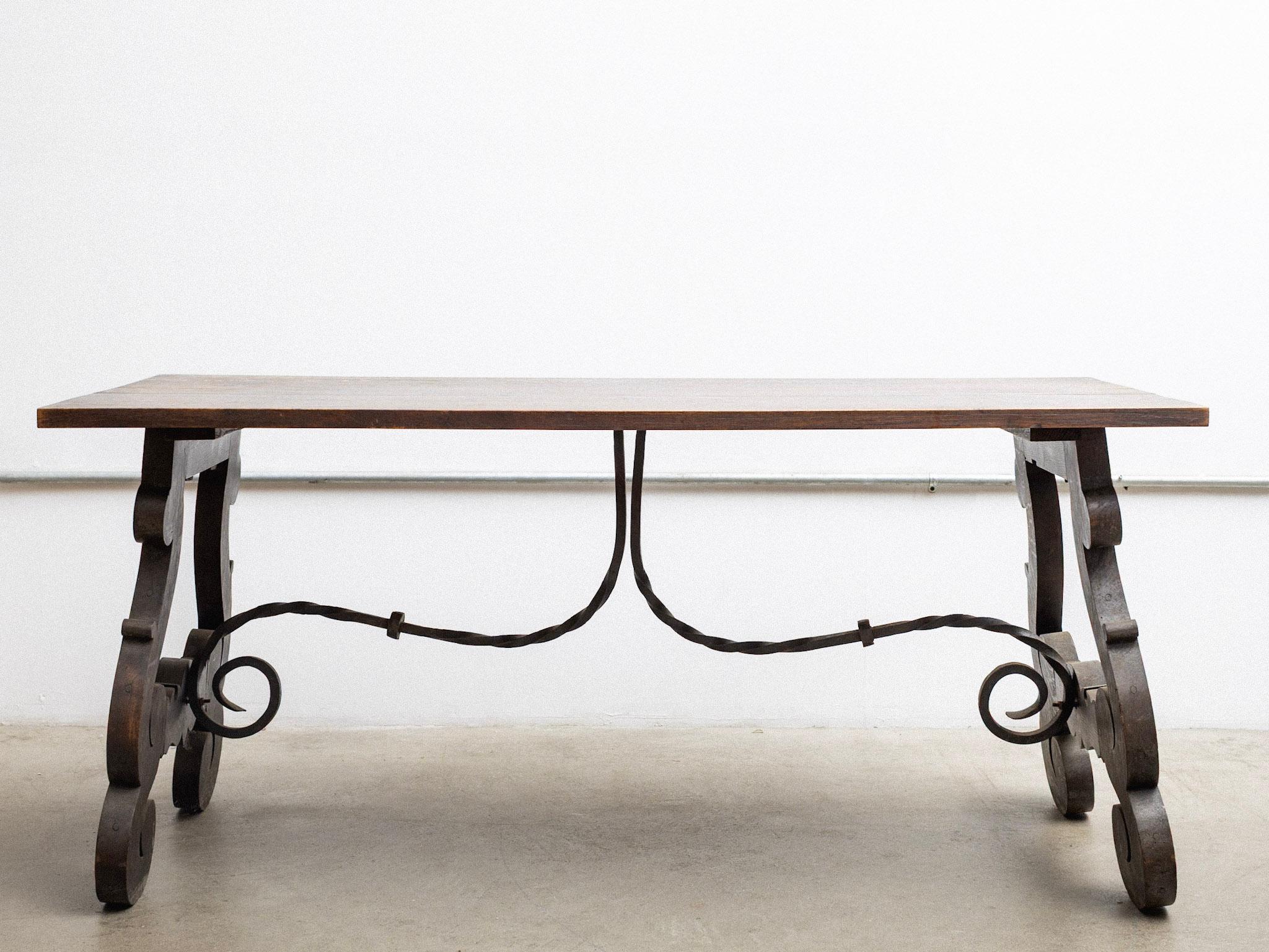 Table de salle à manger à tréteaux en Oak Oak avec chandeliers en fer Bon état - En vente à Brooklyn, NY