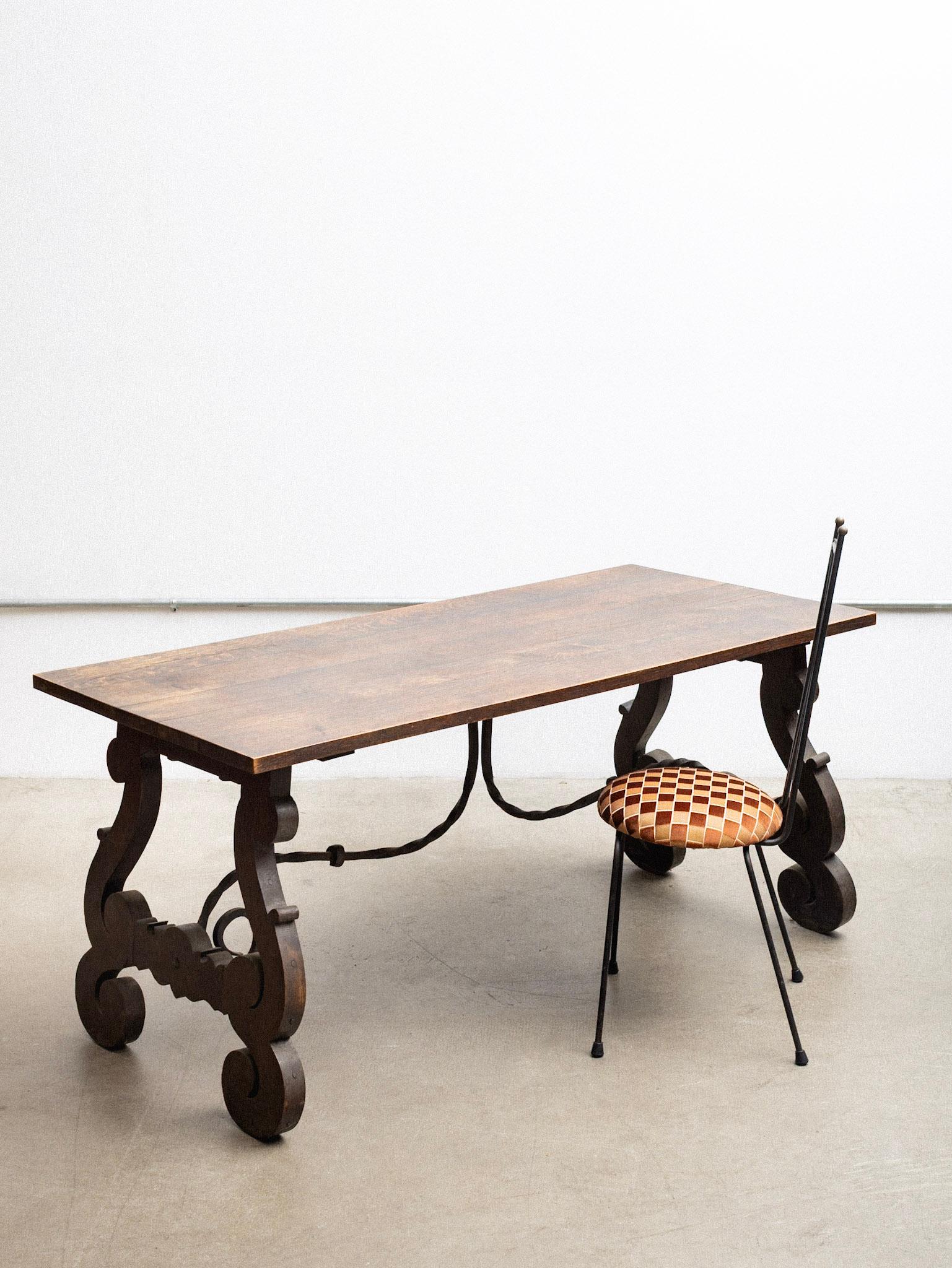 20ième siècle Table de salle à manger à tréteaux en Oak Oak avec chandeliers en fer en vente