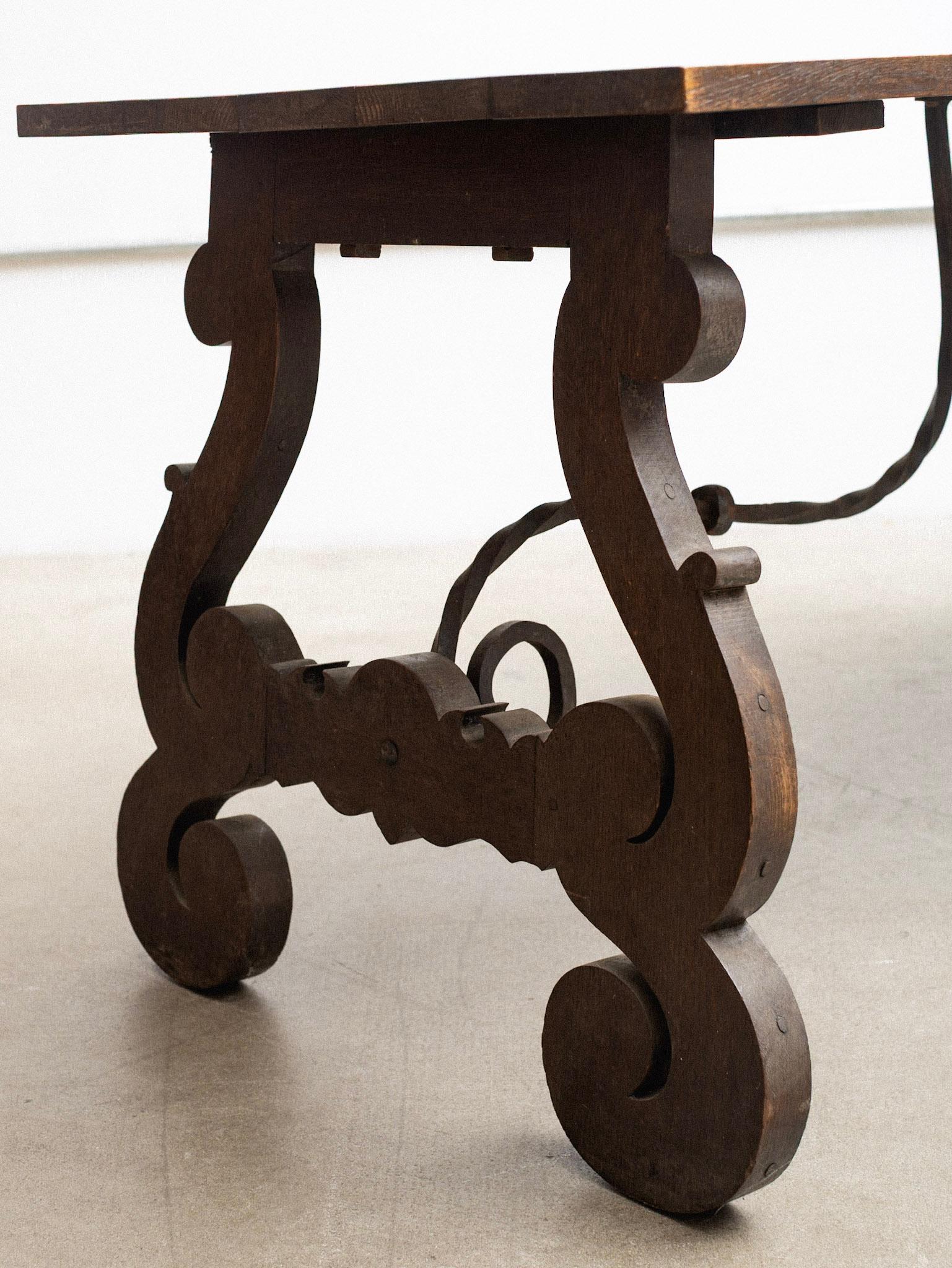 Fer Table de salle à manger à tréteaux en Oak Oak avec chandeliers en fer en vente