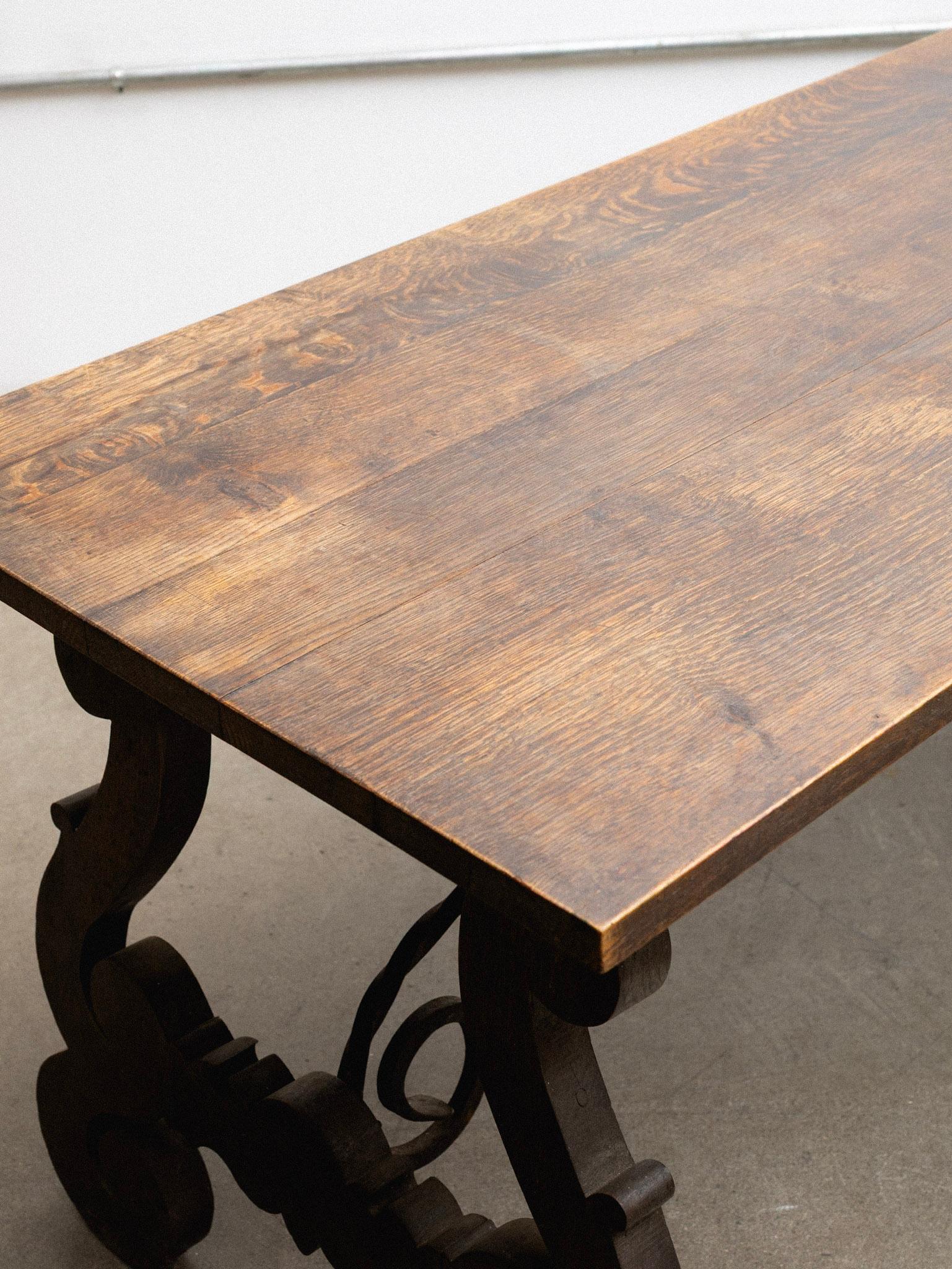 Table de salle à manger à tréteaux en Oak Oak avec chandeliers en fer en vente 1