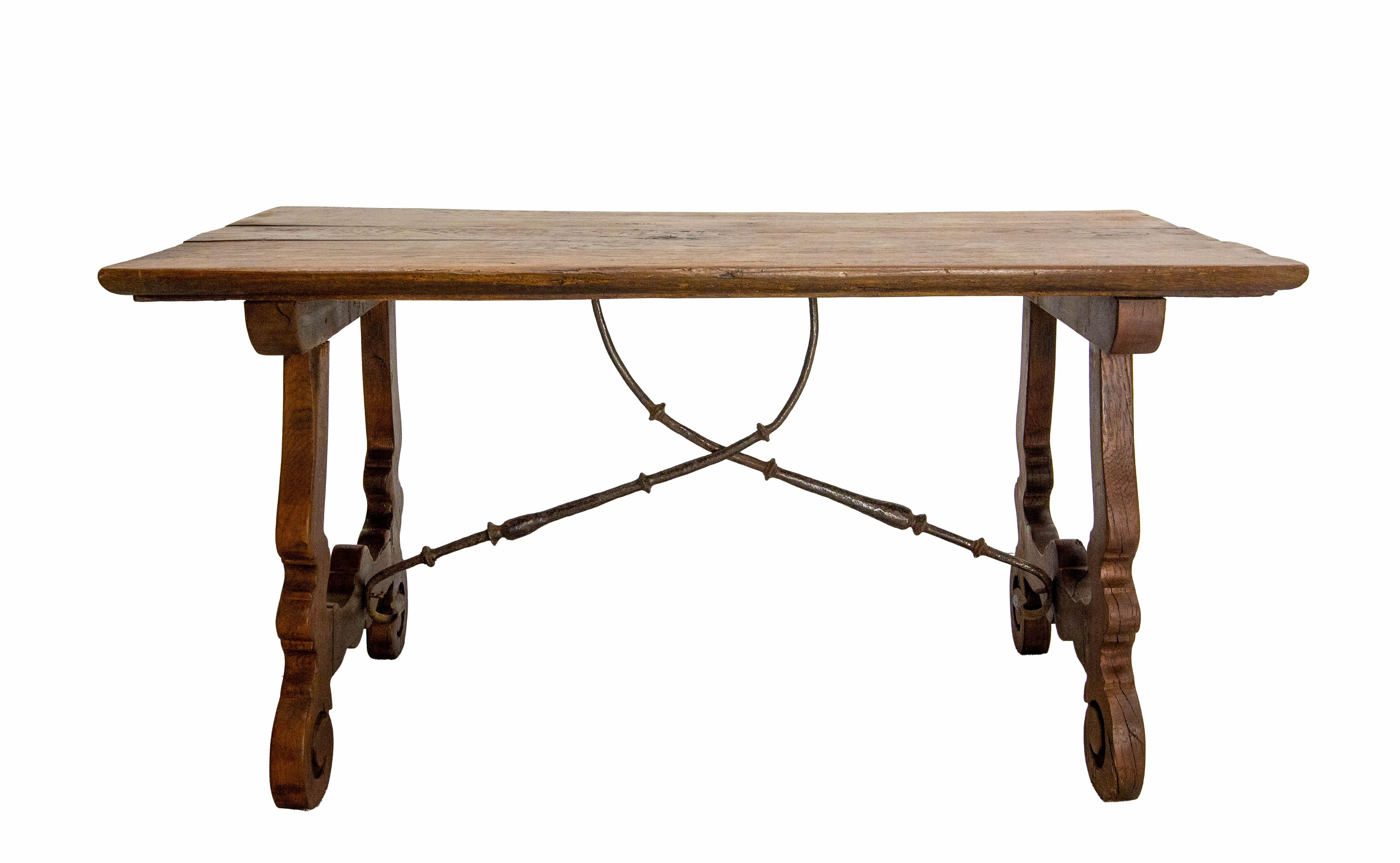 Table de salle à manger espagnole antique de la fin du 19e siècle
Chêne sculpté, bois massif et fer forgé.

Expédition : 159/86 H80 68Kg
