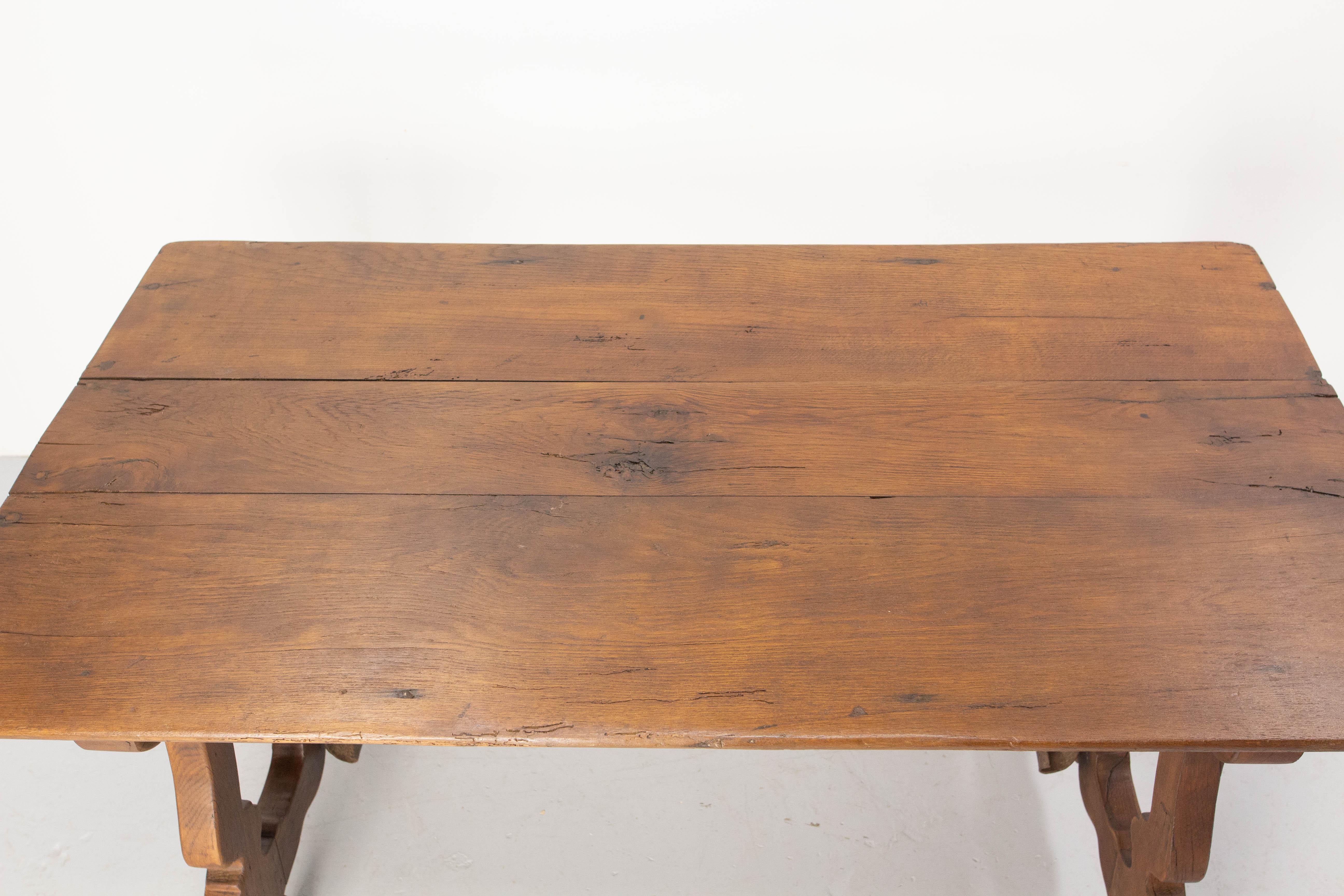 Chêne Table de salle à manger en chêne espagnol et fer forgé Fin du 19e siècle en vente