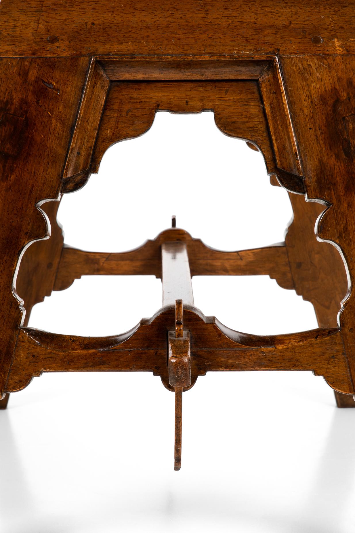 Mesa española de madera de olivo con tablero rectangular, hacia 1900 Colonial español en venta