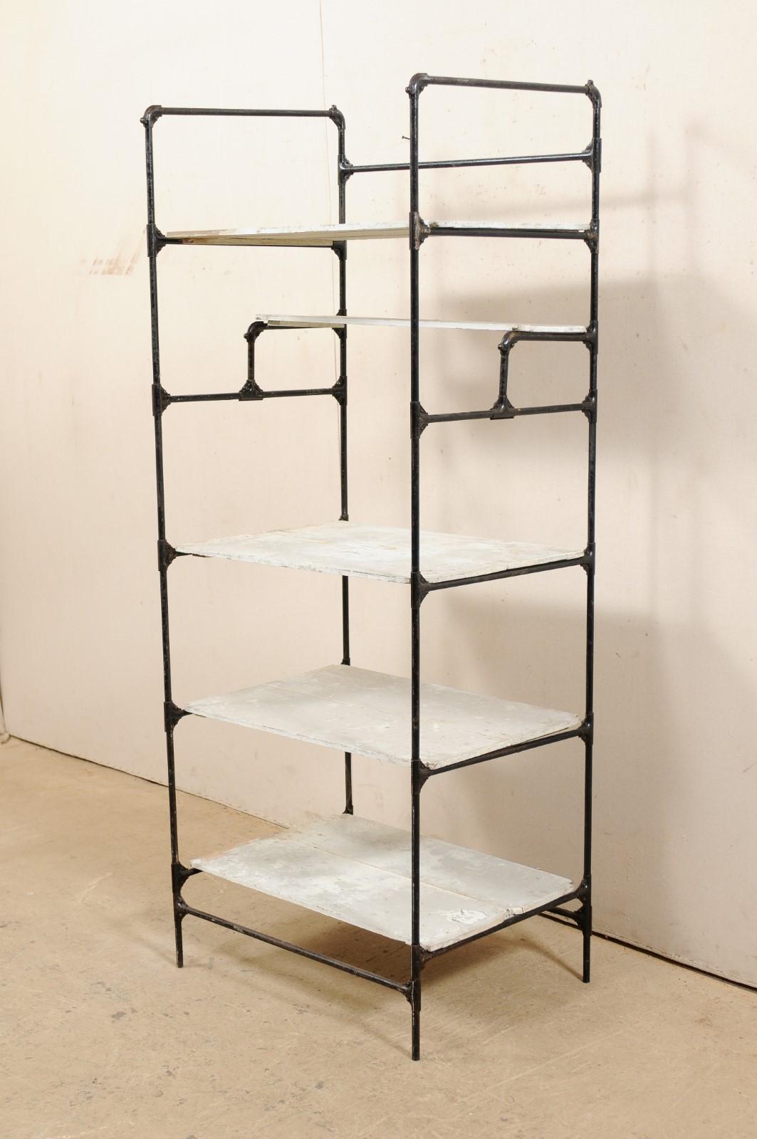 storage shelves in spanish