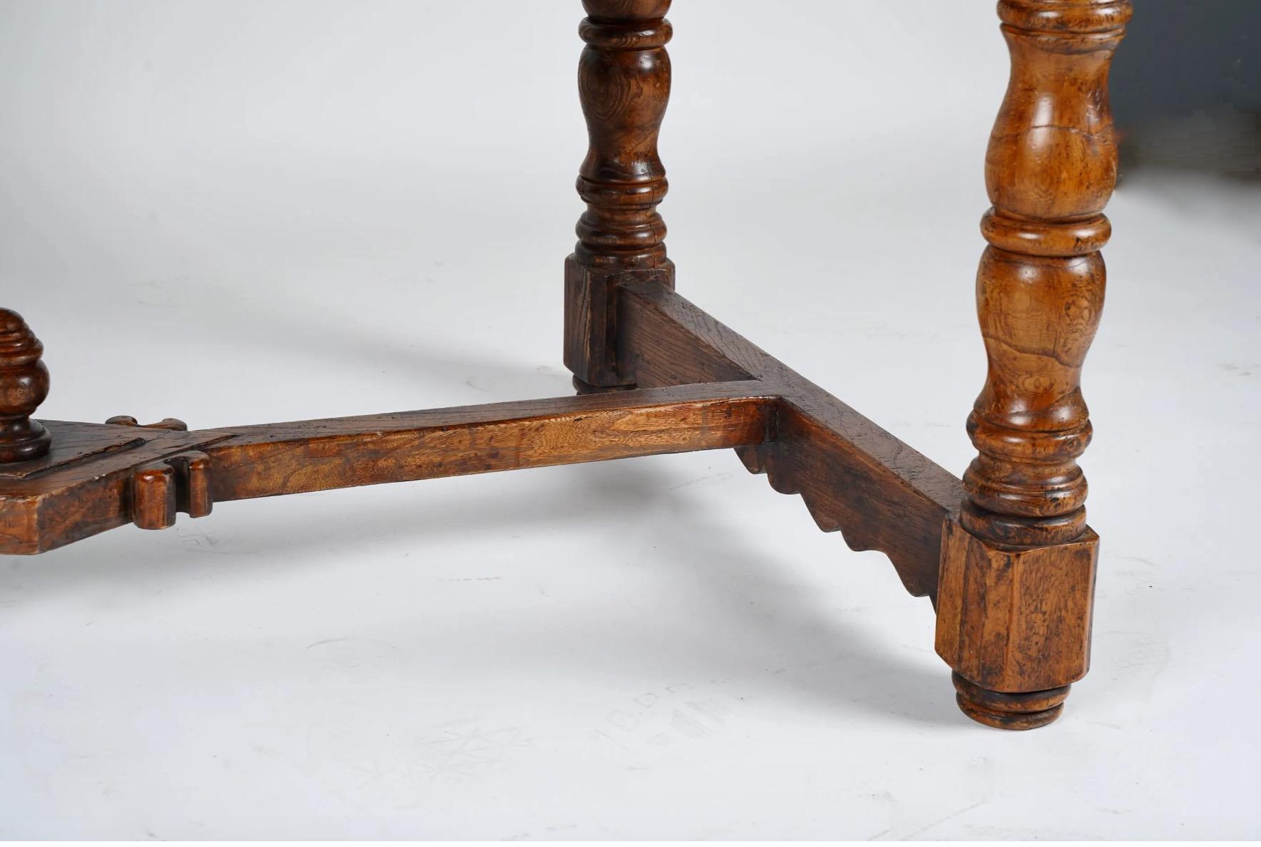Spanish or Colonial-Style Baroque Writing or Library Table In Good Condition In Pasadena, CA