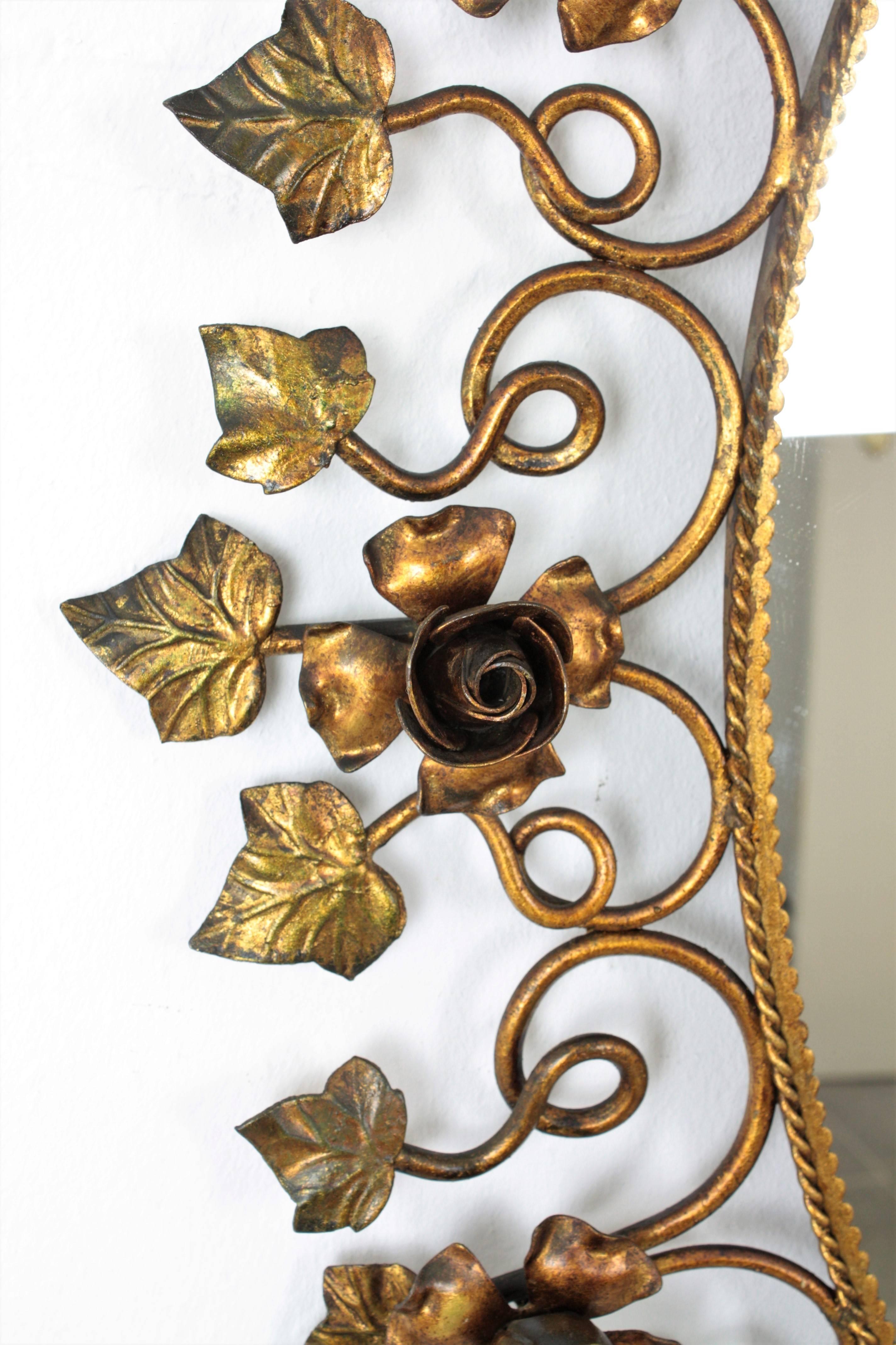 Spanischer ovaler Blumenspiegel aus vergoldetem Metall im Hollywood-Regency-Stil im Angebot 4