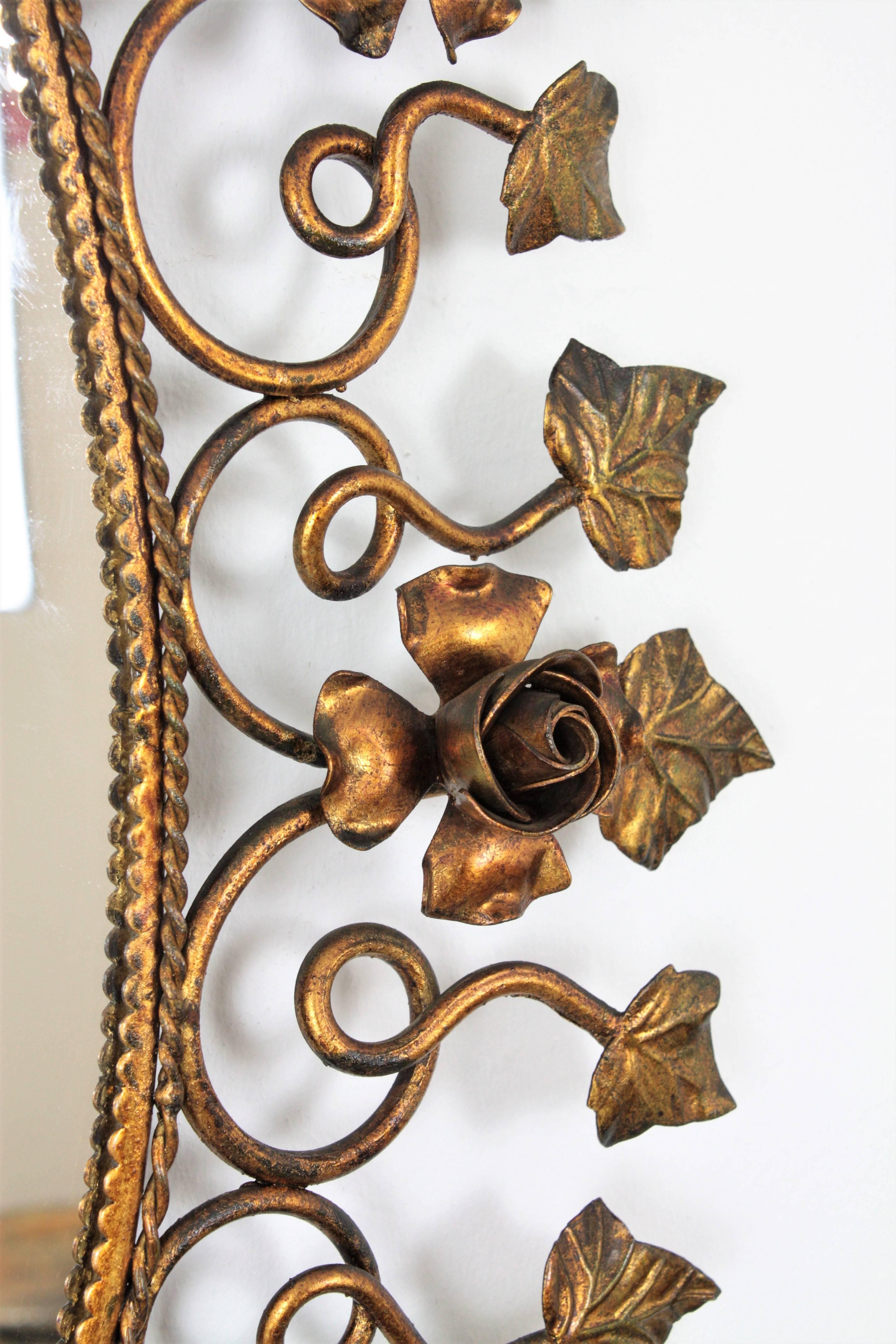 Spanischer ovaler Blumenspiegel aus vergoldetem Metall im Hollywood-Regency-Stil im Zustand „Gut“ im Angebot in Barcelona, ES