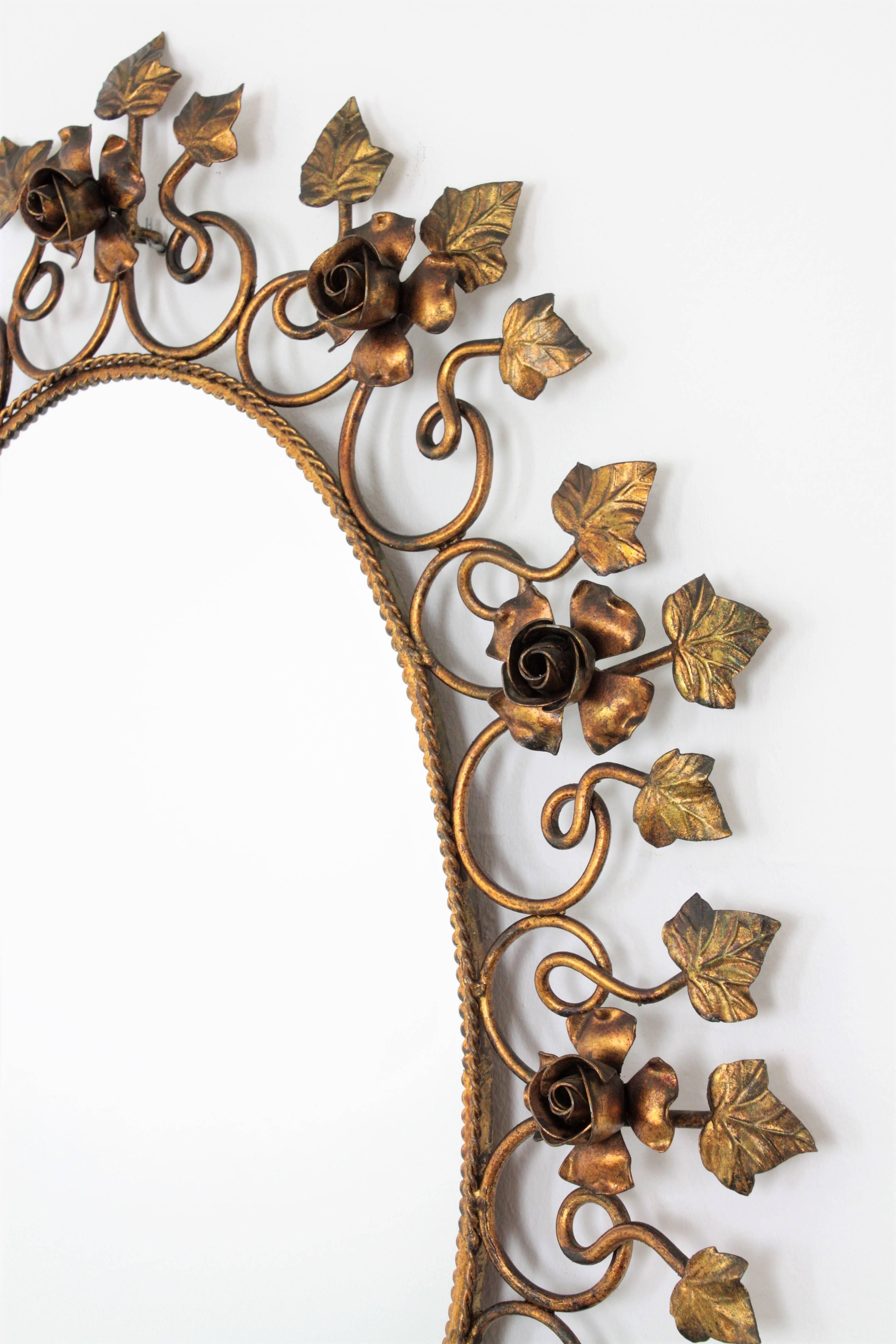 Spanischer ovaler Blumenspiegel aus vergoldetem Metall im Hollywood-Regency-Stil (20. Jahrhundert) im Angebot