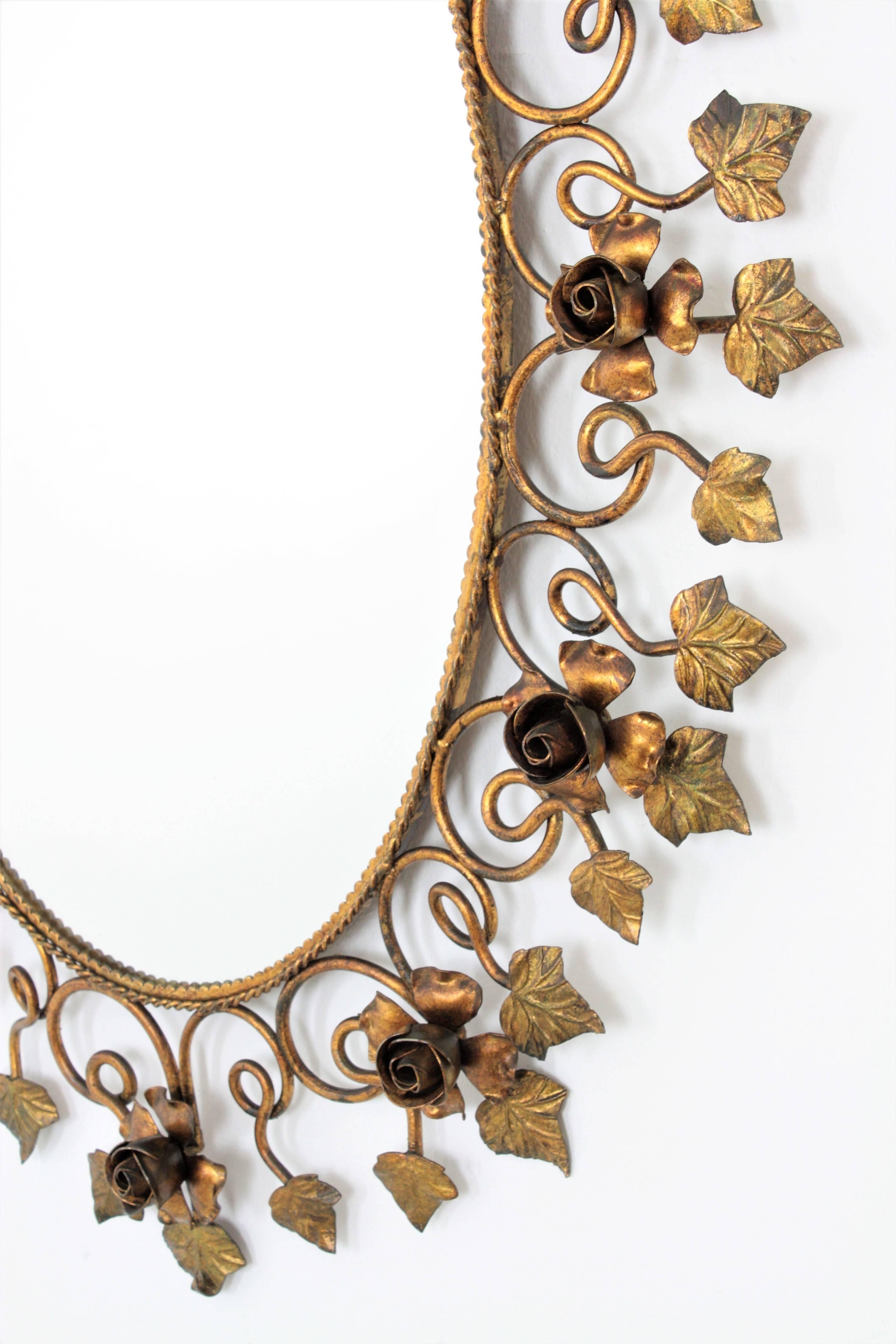 Spanischer ovaler Blumenspiegel aus vergoldetem Metall im Hollywood-Regency-Stil (Spiegel) im Angebot