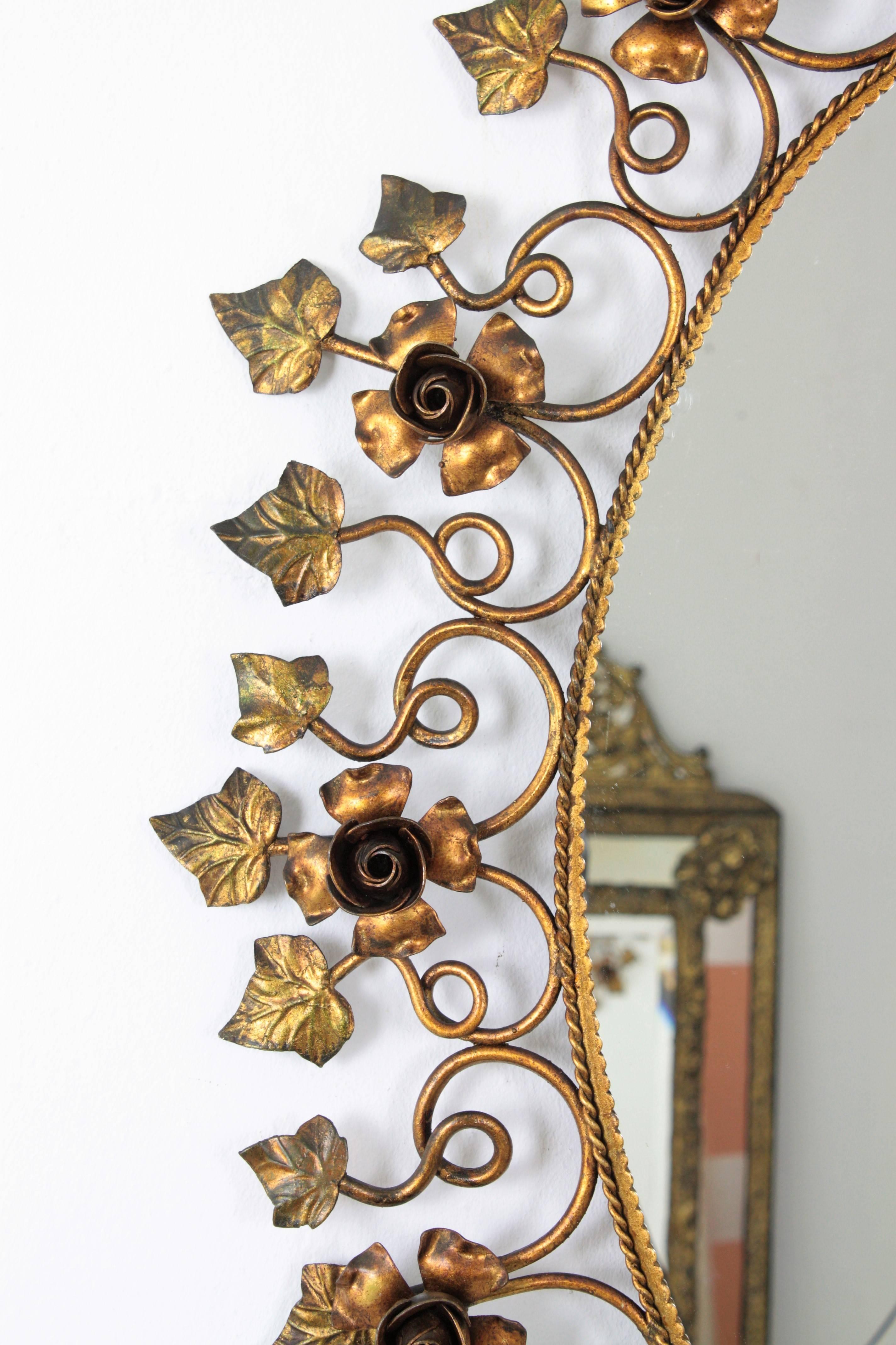 Spanischer ovaler Blumenspiegel aus vergoldetem Metall im Hollywood-Regency-Stil im Angebot 1