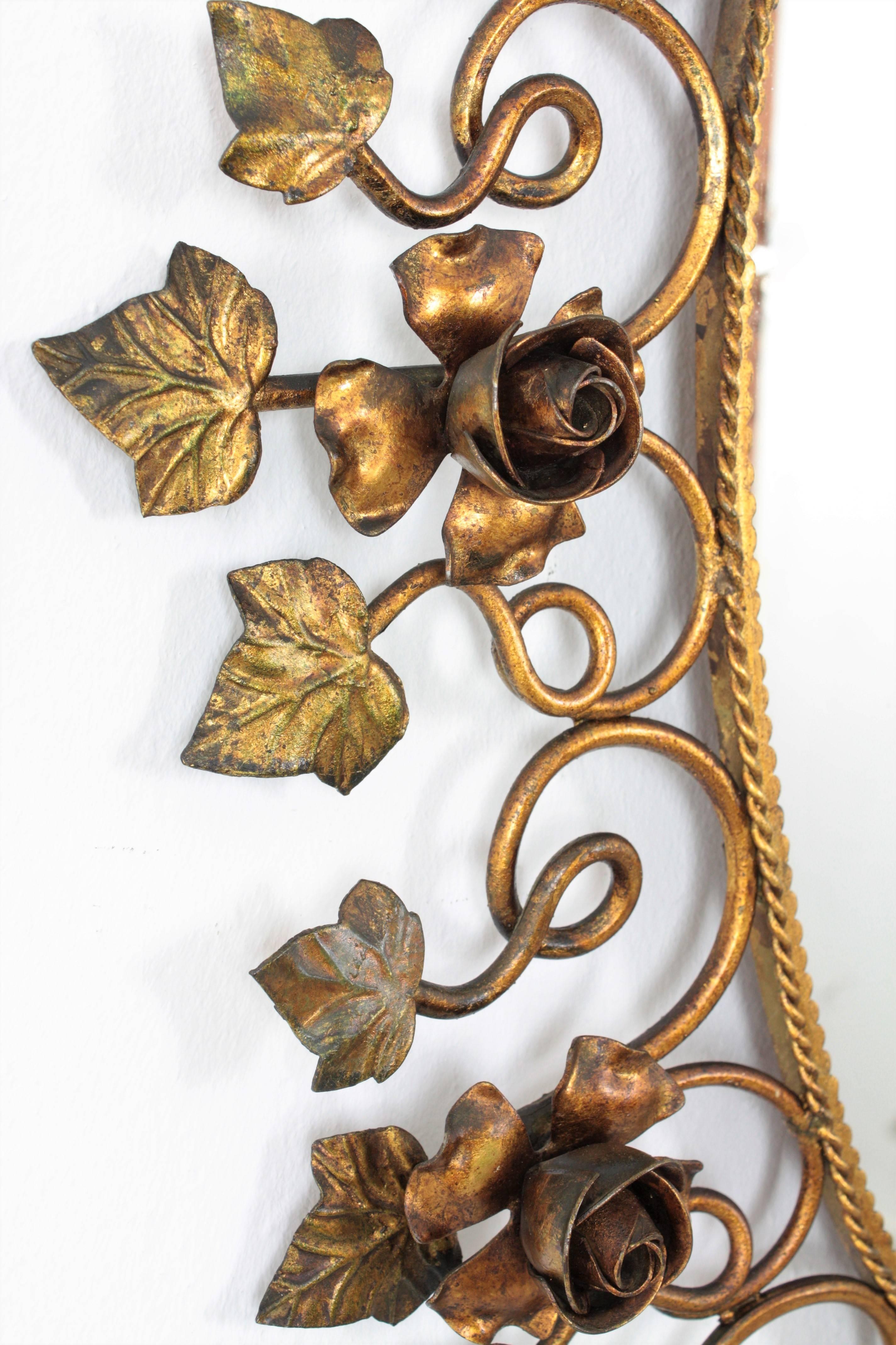 Spanischer ovaler Blumenspiegel aus vergoldetem Metall im Hollywood-Regency-Stil im Angebot 3
