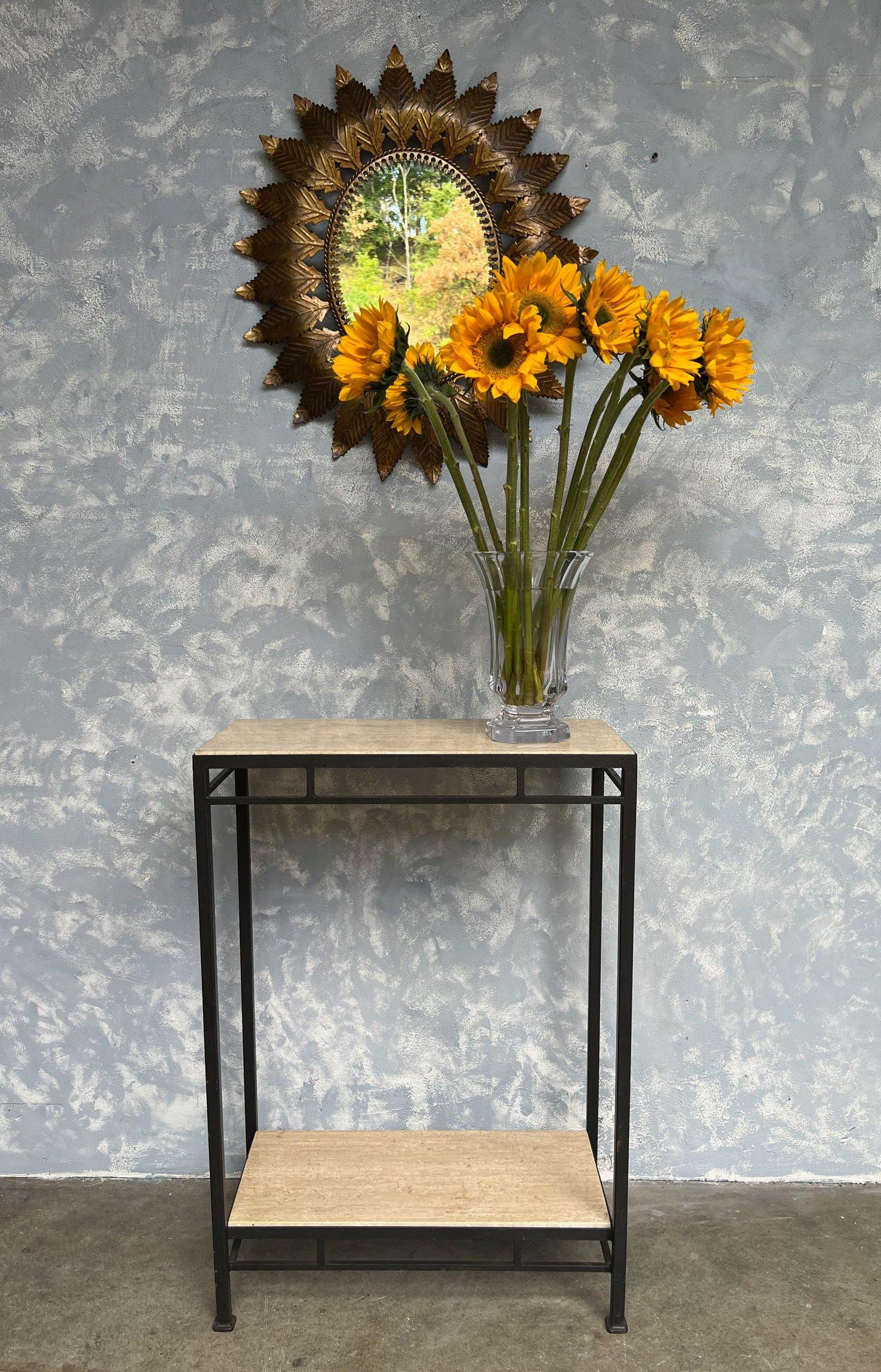 Dieser schöne Spiegel stammt aus Spanien aus den 1950er Jahren und zeigt strahlenförmige Blätter, die einen geflochtenen Rahmen umgeben. Das Ganze ist mit einer reichhaltigen Goldpatina verziert, die die Essenz seiner Zeit einfängt. Um seine
