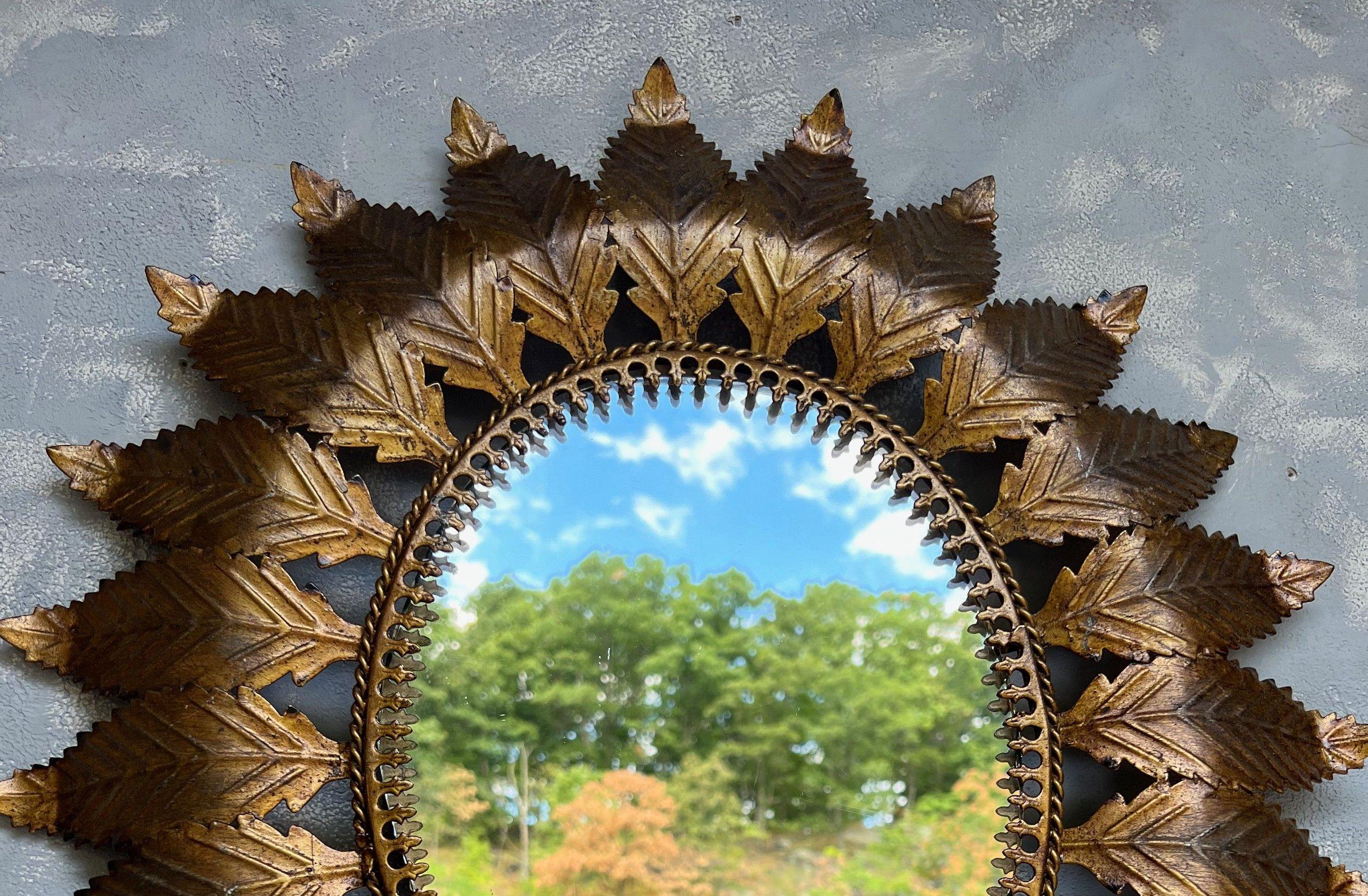 Spanischer ovaler Sonnenschliffspiegel aus vergoldetem Metall mit geschwungenen, strahlenden Blättern (Vergoldet) im Angebot