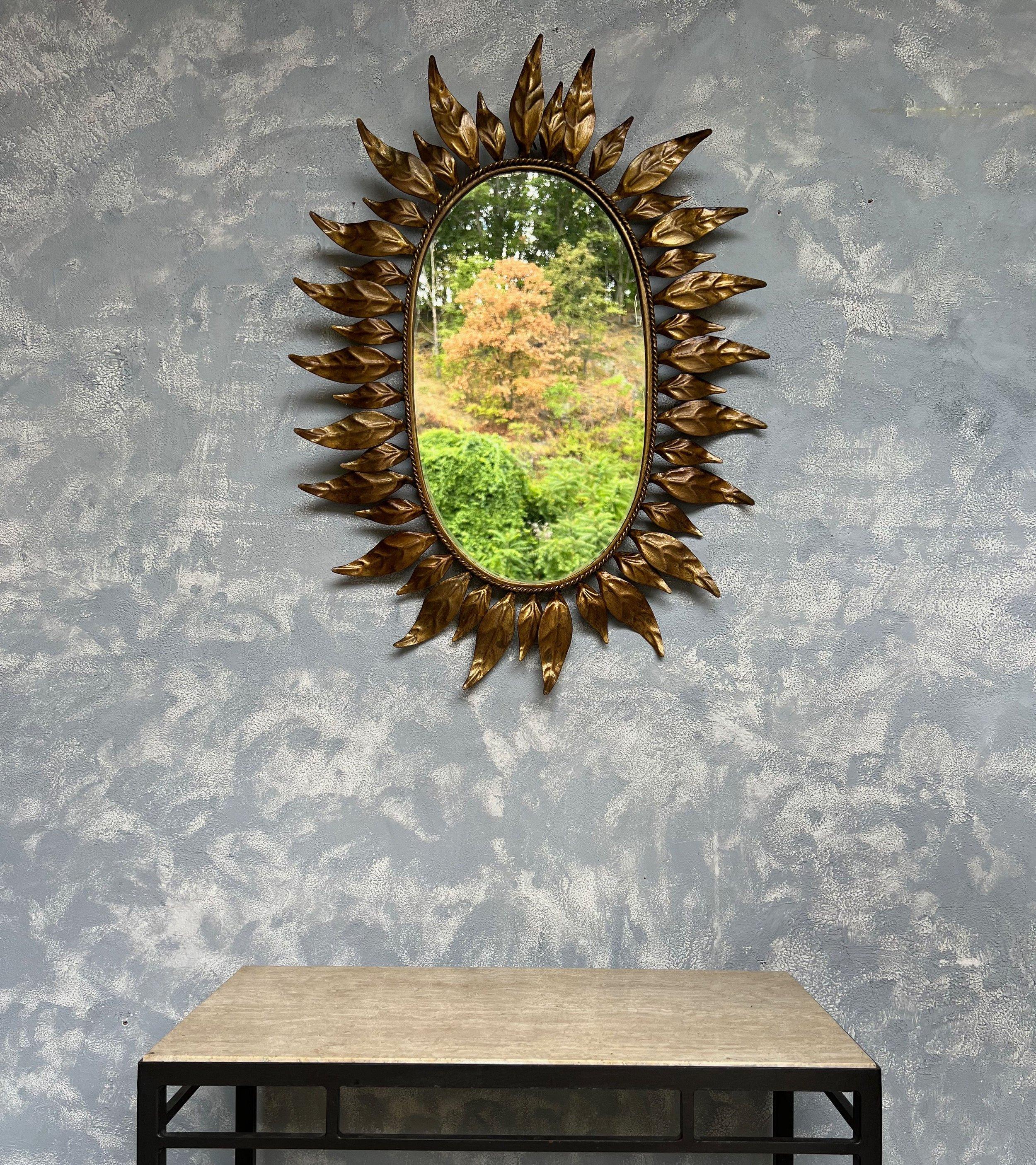 Doré Miroir ovale espagnol Sunburst en métal doré avec feuilles alternées en vente