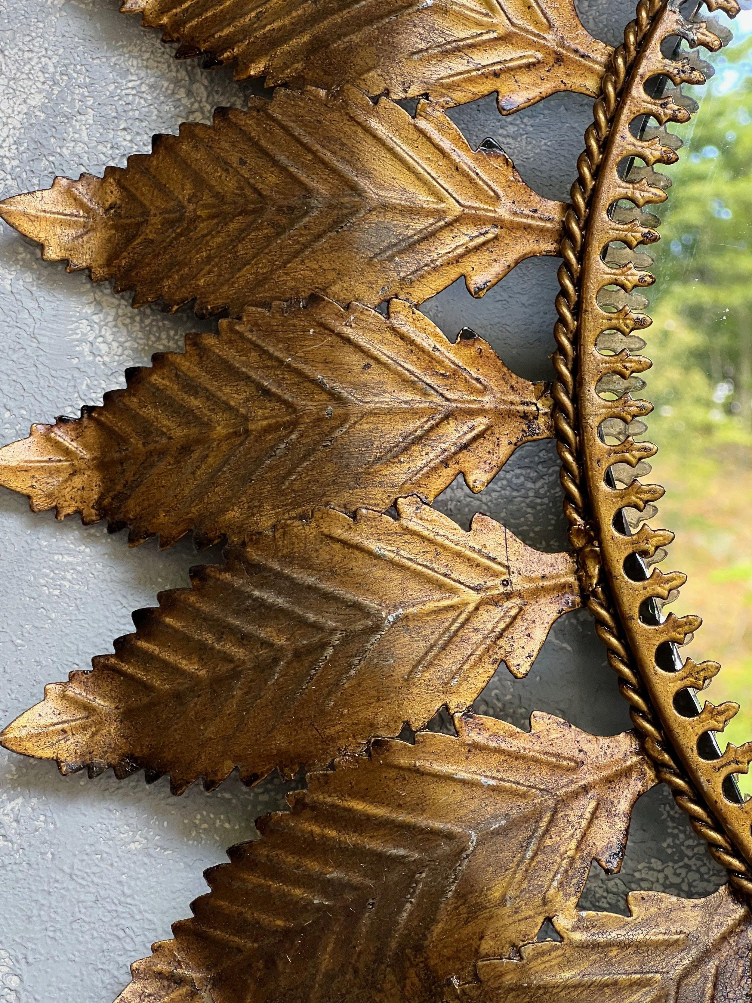 Spanischer ovaler Sonnenschliffspiegel aus vergoldetem Metall mit geschwungenen, strahlenden Blättern (Mitte des 20. Jahrhunderts) im Angebot